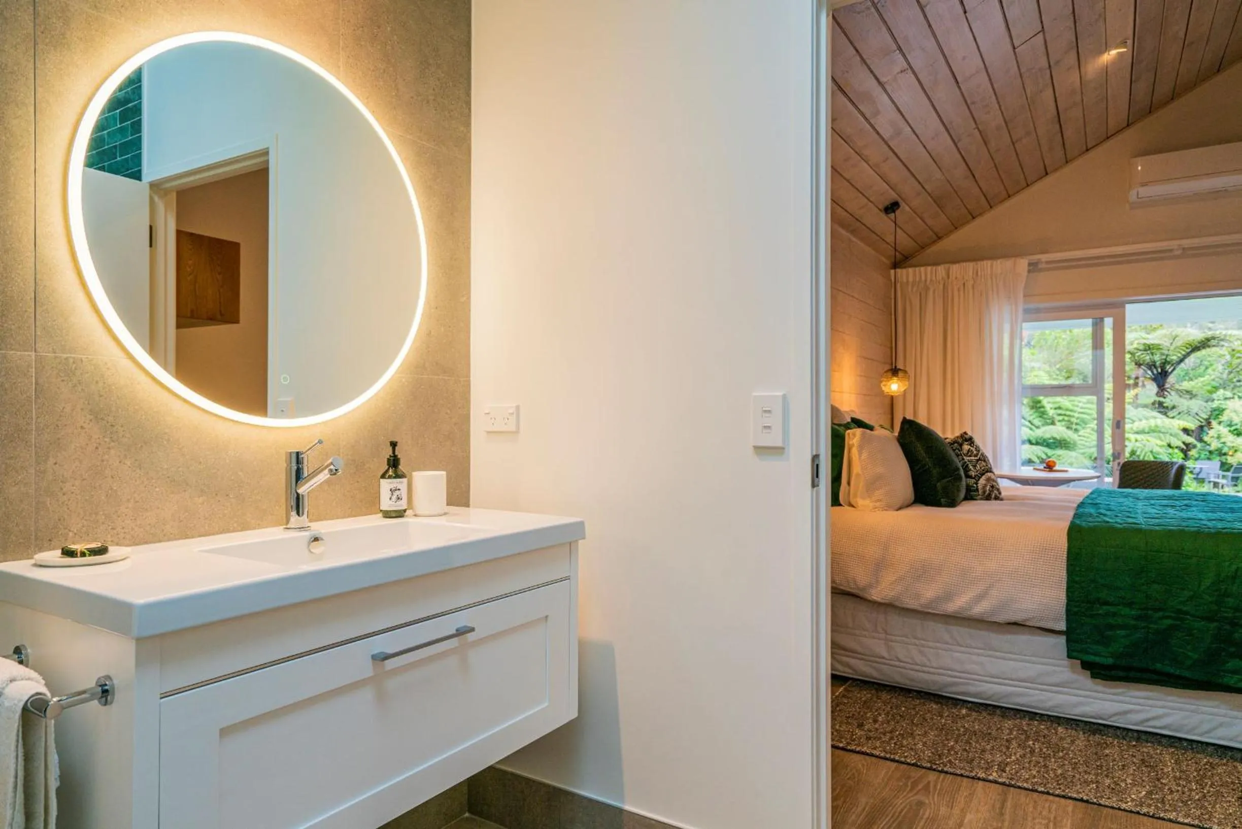 Bathroom, Bed in Wairua Lodge - Rainforest River Retreat