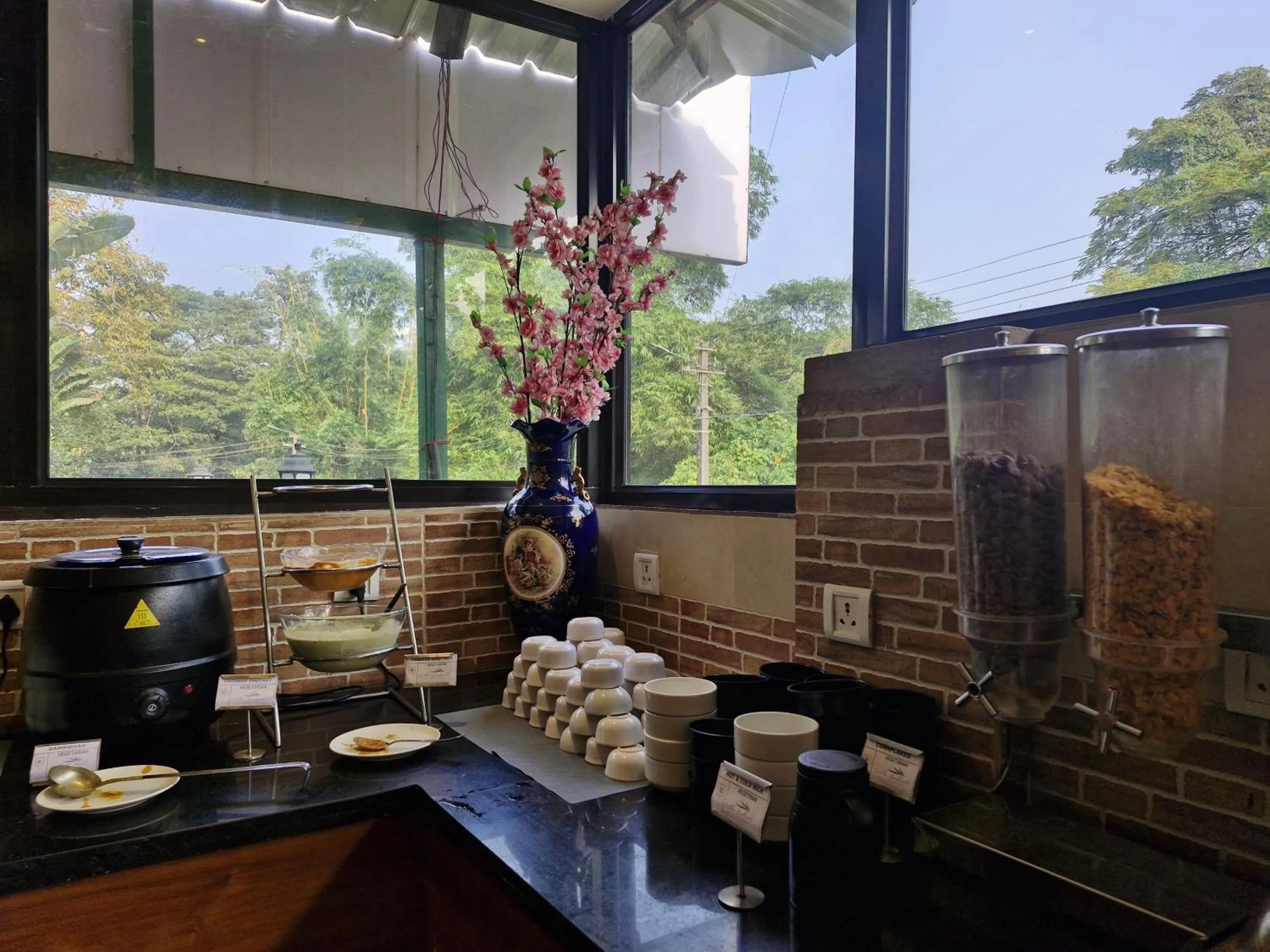 Restaurant/places to eat in Golden Landmark Green Valley Beach Resort