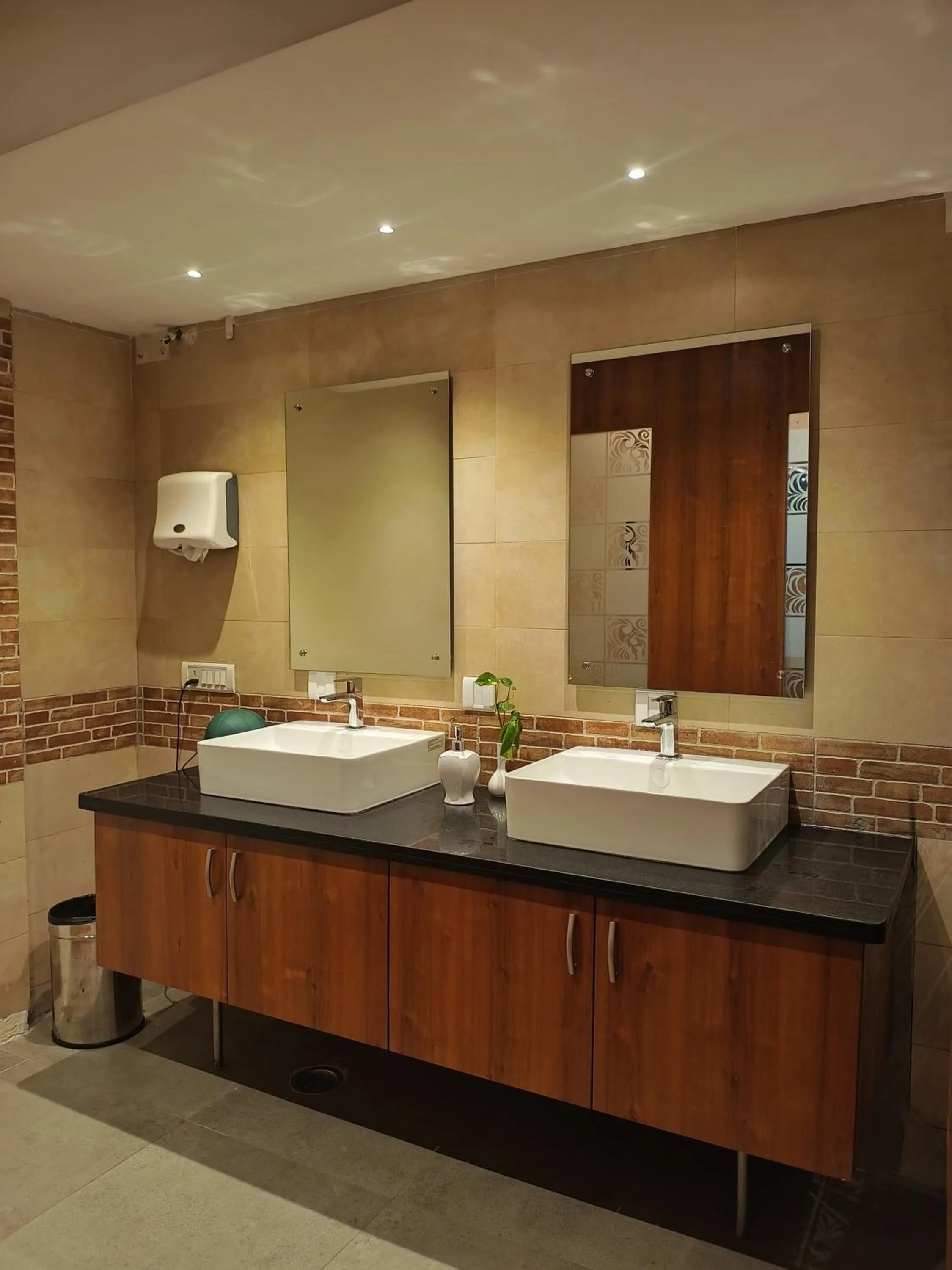 Restaurant/places to eat in Golden Landmark Green Valley Beach Resort