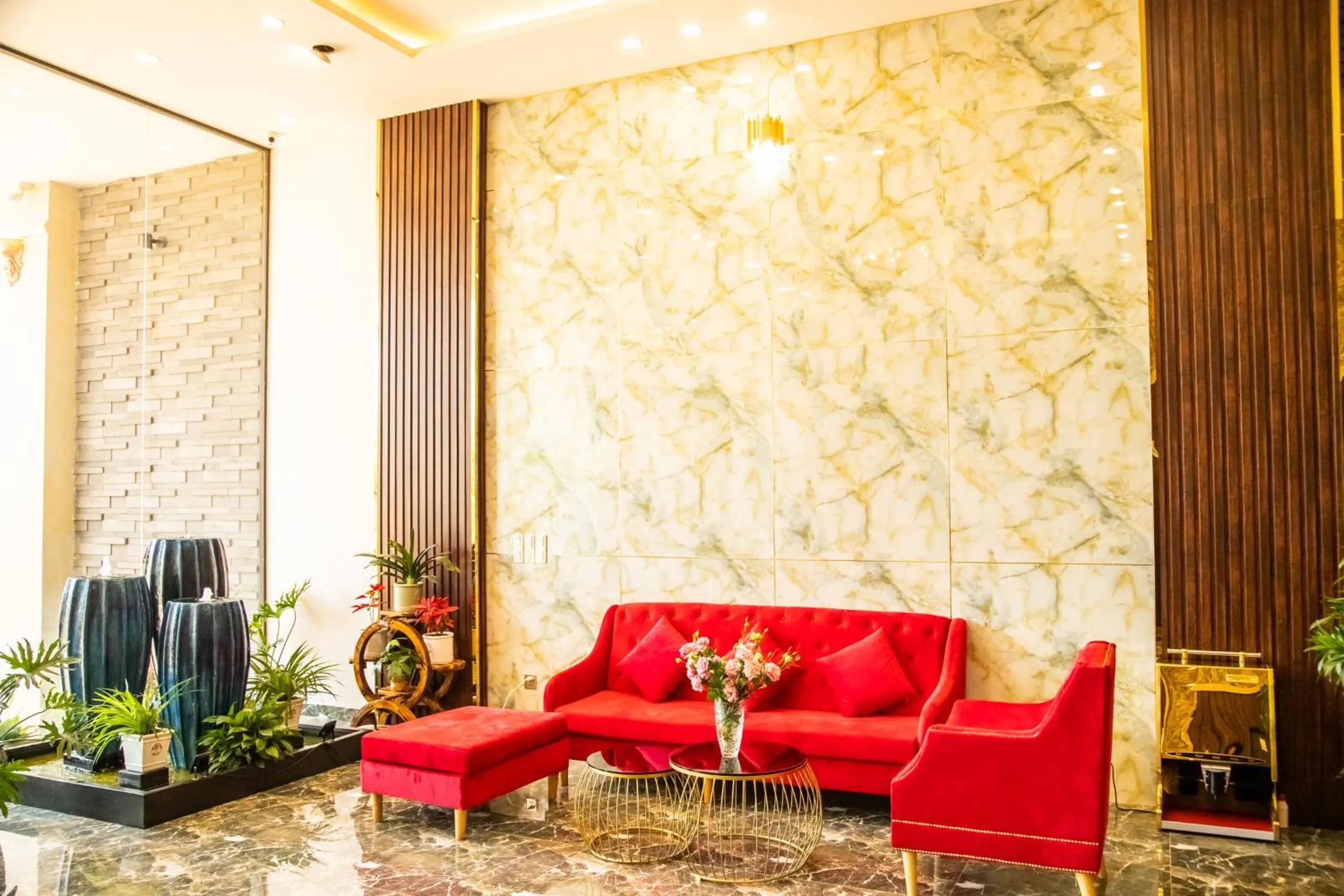 LA MIA Lakeview Hotel