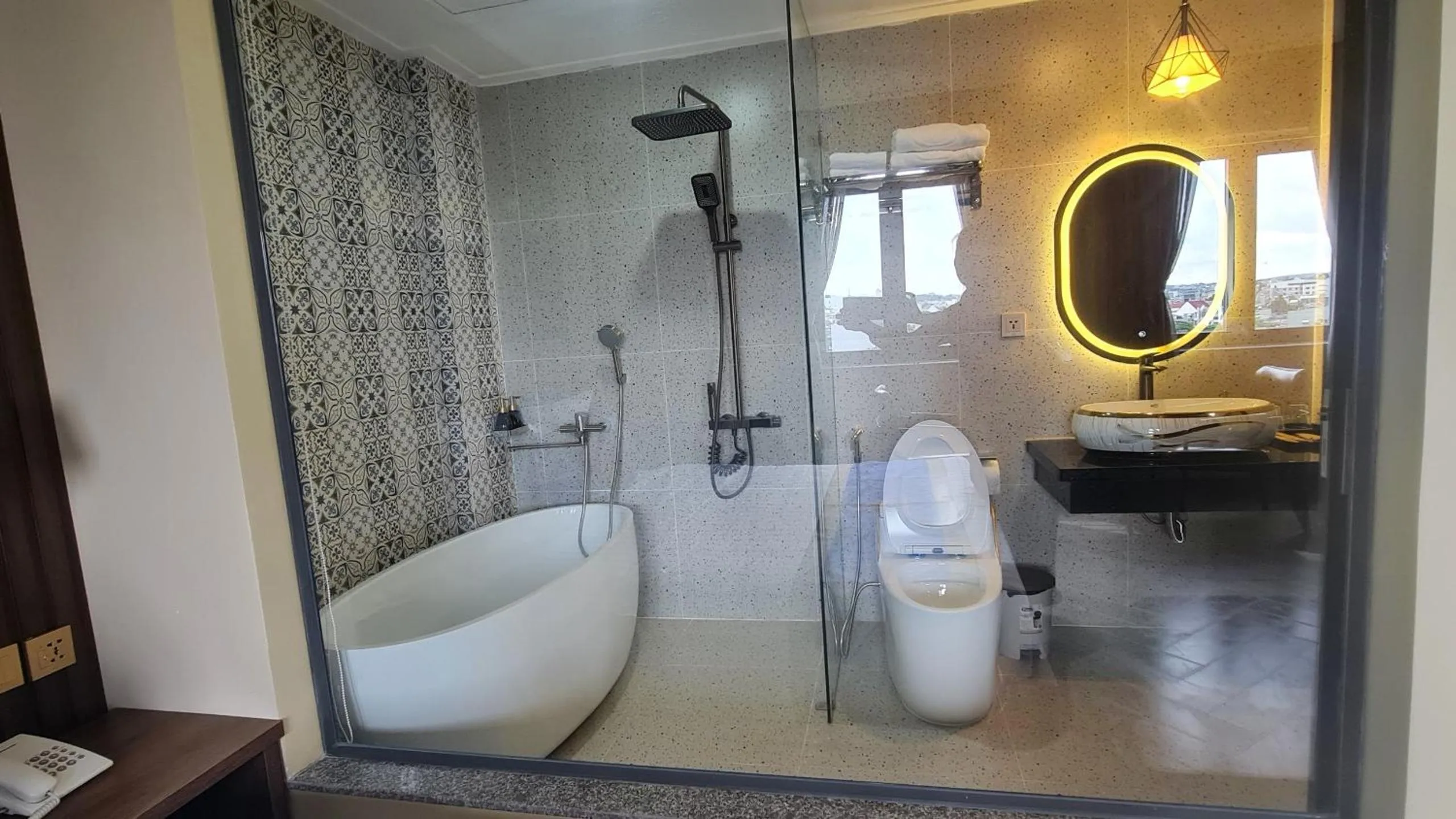 LA MIA Lakeview Hotel