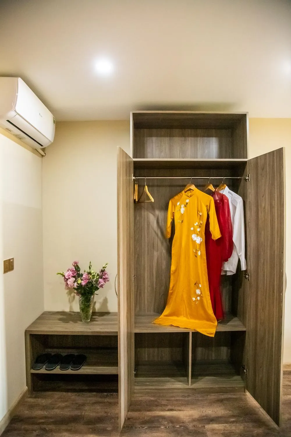 LA MIA Lakeview Hotel