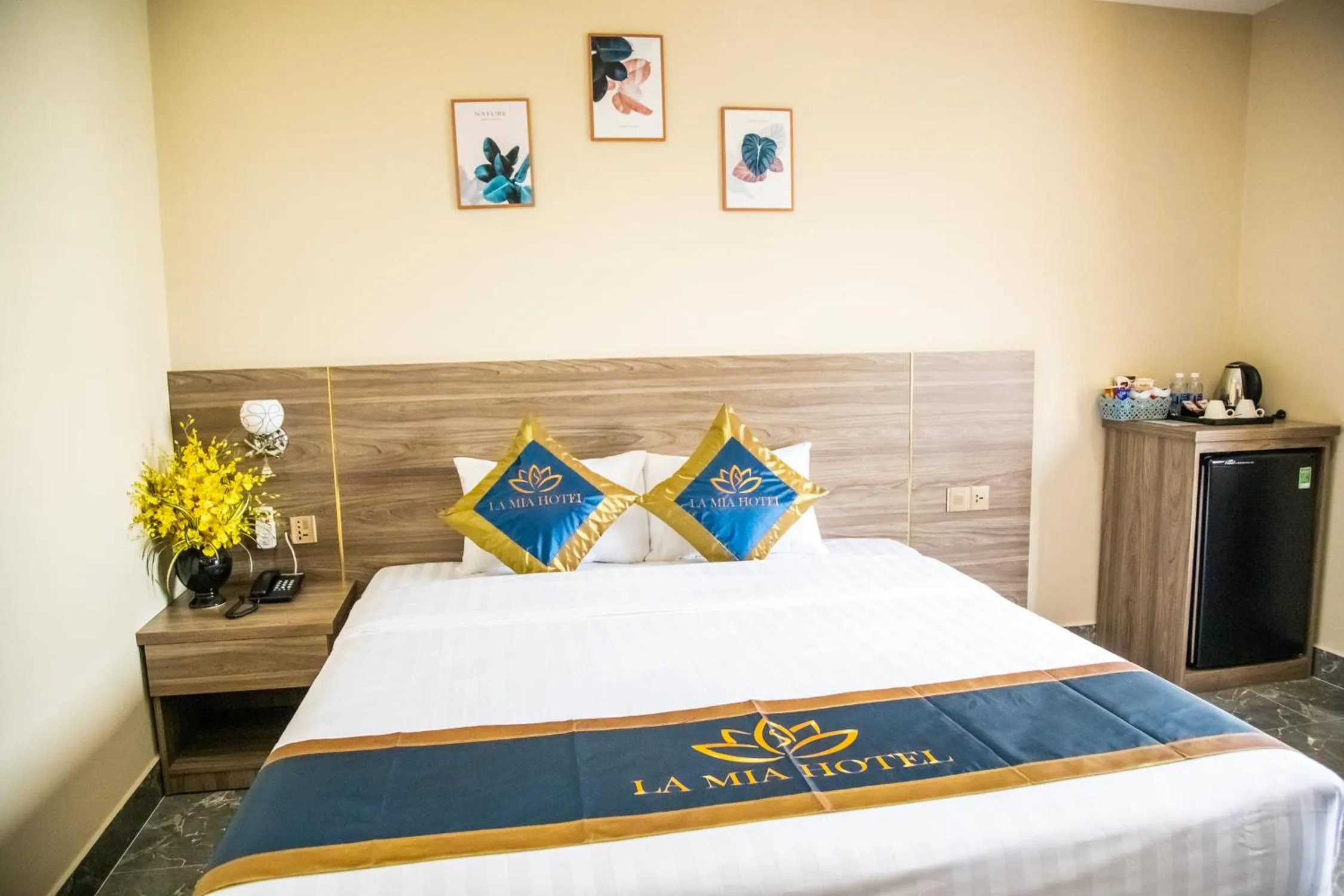 Bed in LA MIA Lakeview Hotel