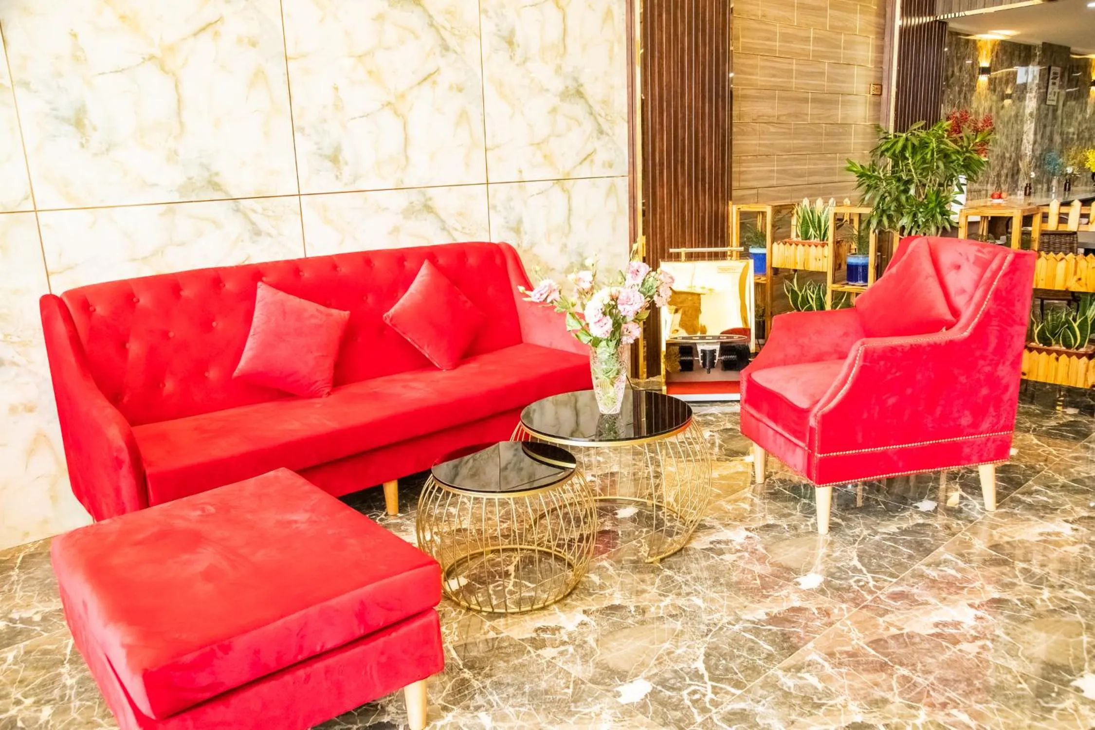 LA MIA Lakeview Hotel