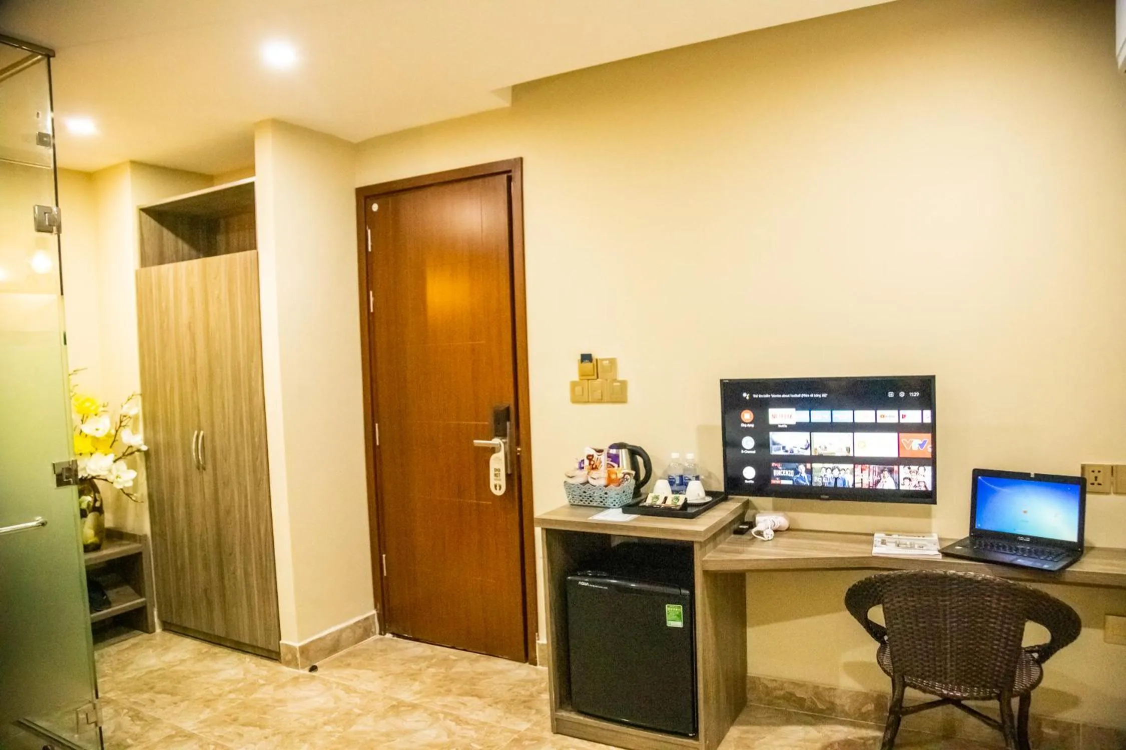 LA MIA Lakeview Hotel