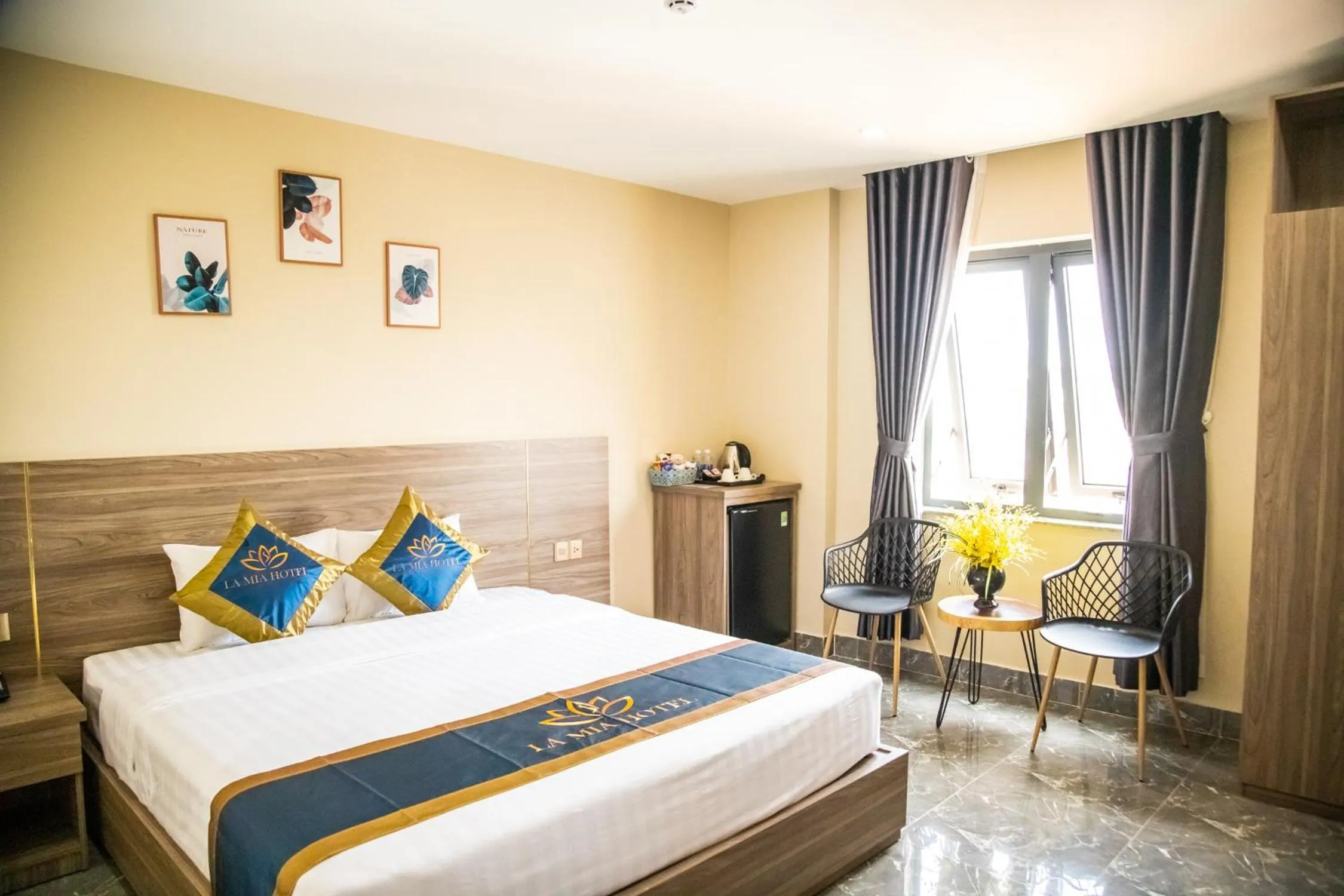 Bed in LA MIA Lakeview Hotel