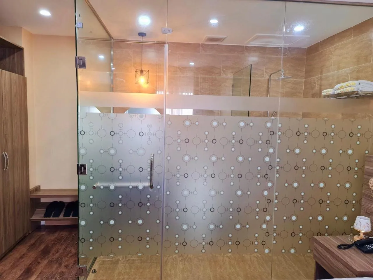 LA MIA Lakeview Hotel