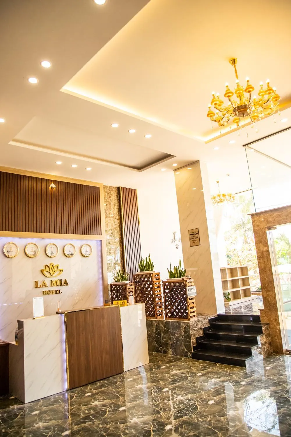 LA MIA Lakeview Hotel