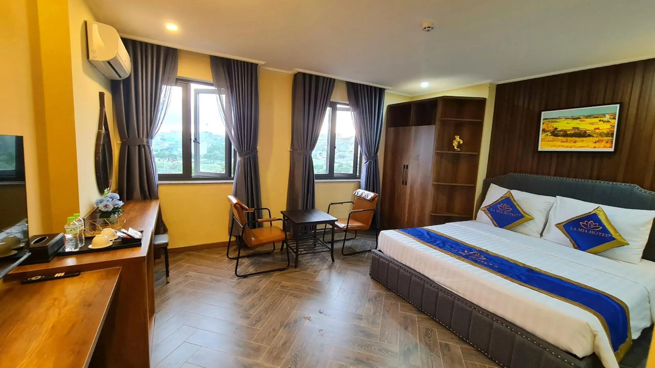 Bed in LA MIA Lakeview Hotel