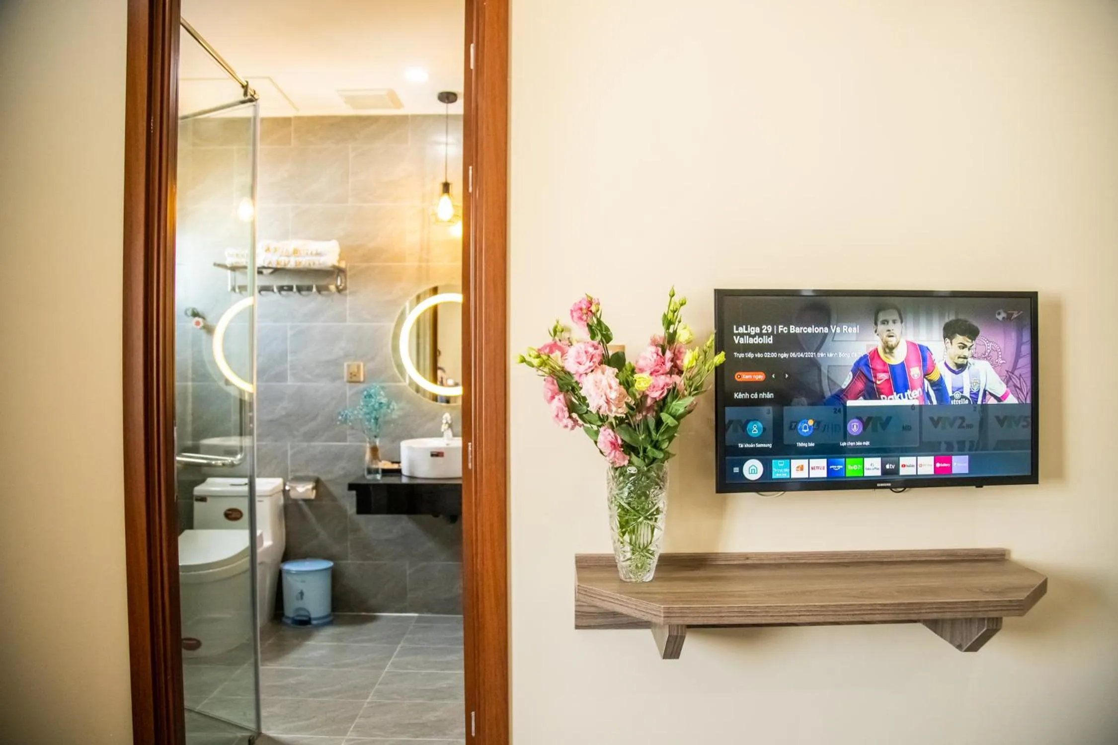 LA MIA Lakeview Hotel