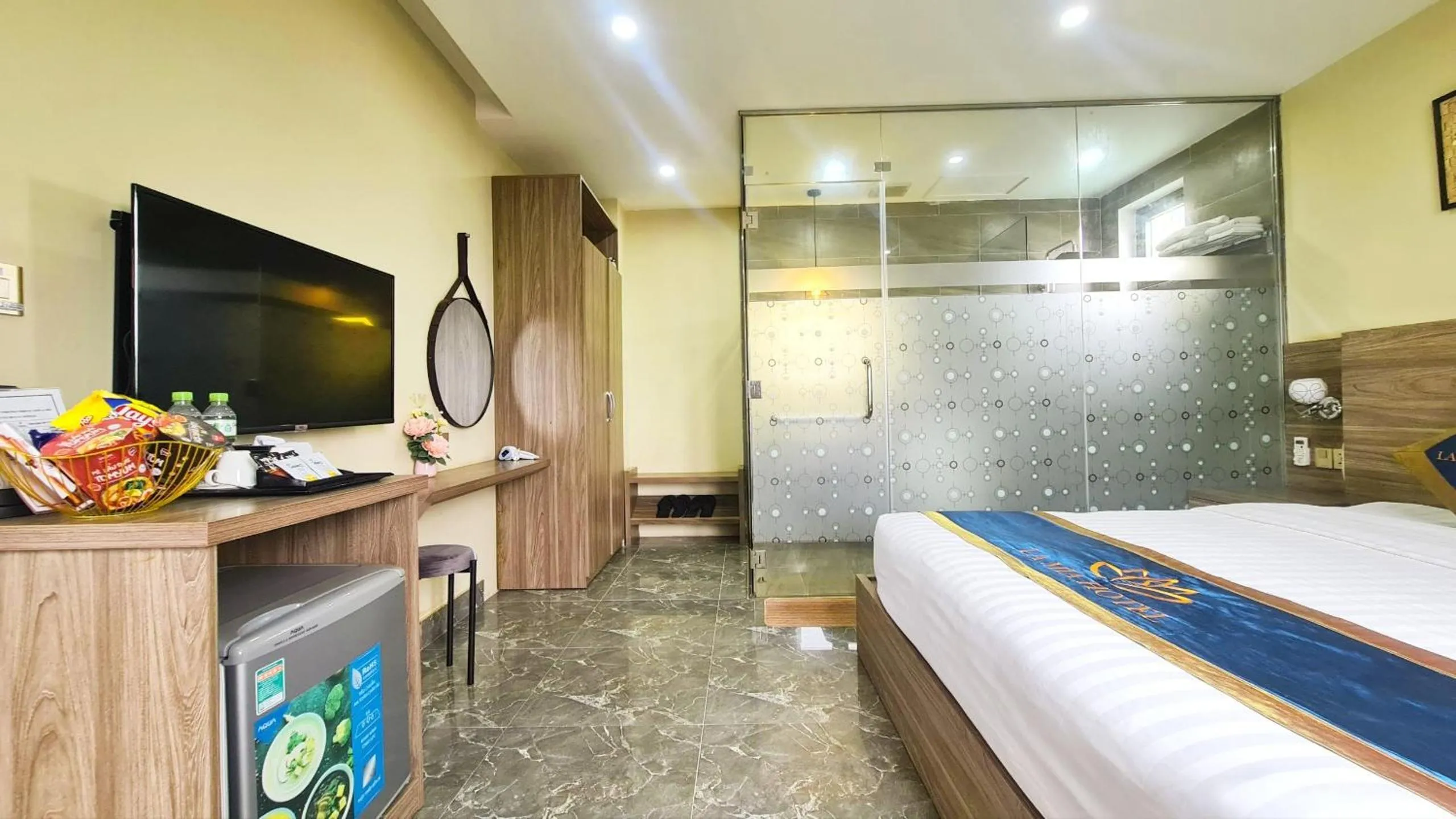 Bed in LA MIA Lakeview Hotel