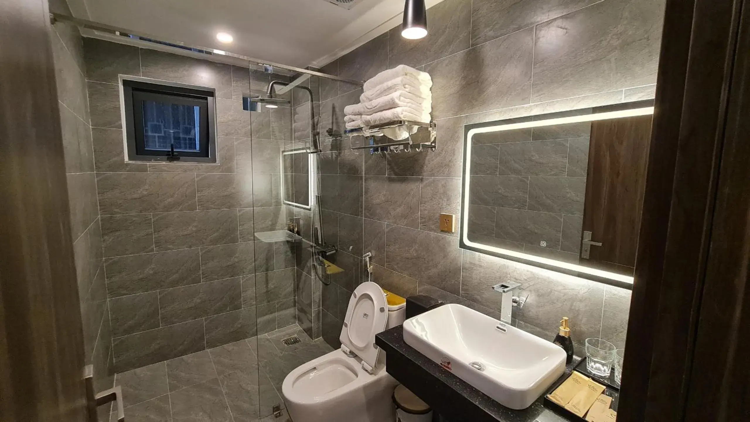 King Room with Two King Beds in LA MIA Lakeview Hotel King Room with Two King Beds in LA MIA Lakeview Hotel