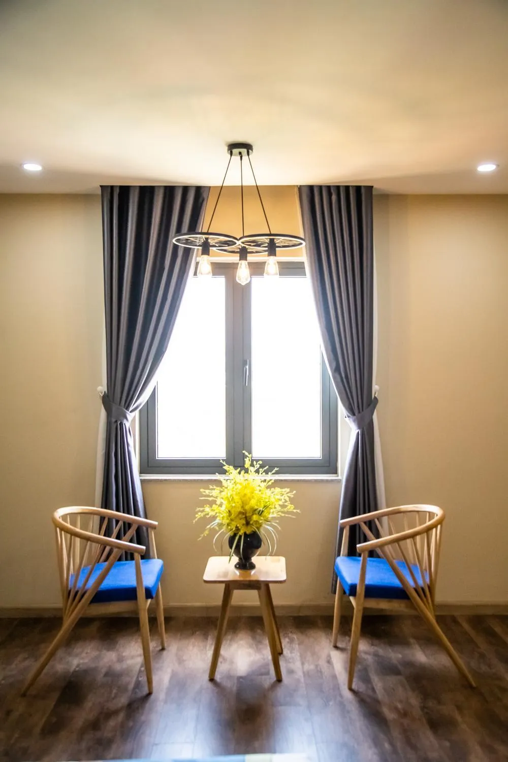 LA MIA Lakeview Hotel