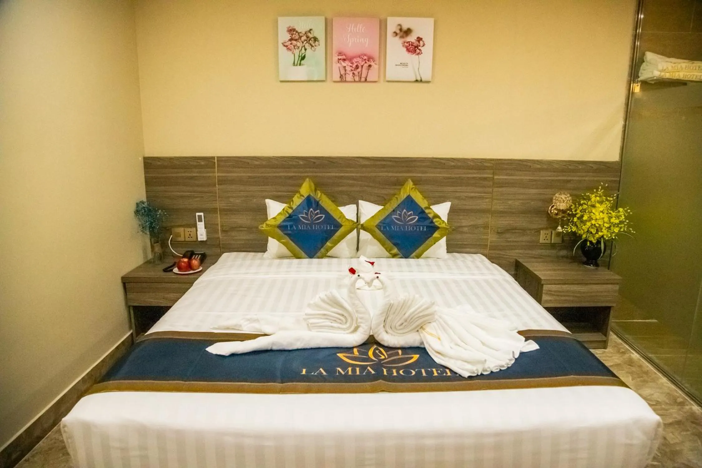 Bed in LA MIA Lakeview Hotel