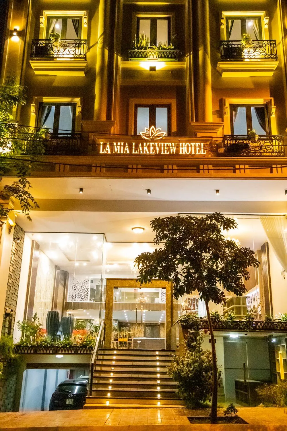 LA MIA Lakeview Hotel