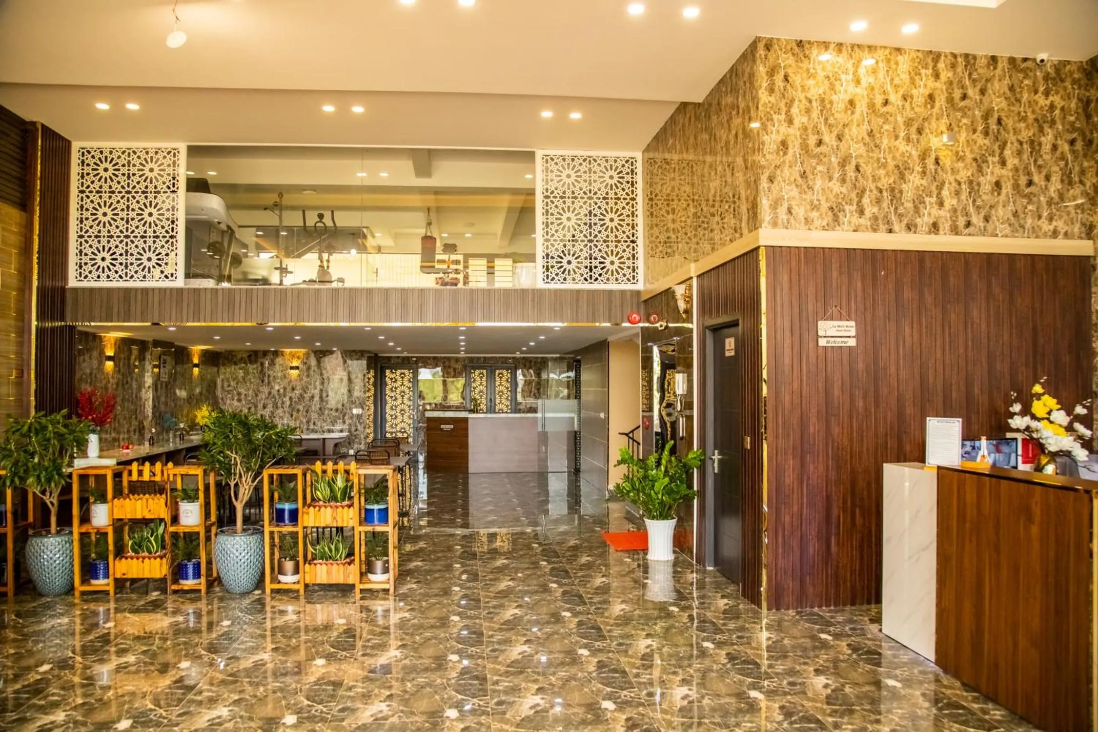 LA MIA Lakeview Hotel