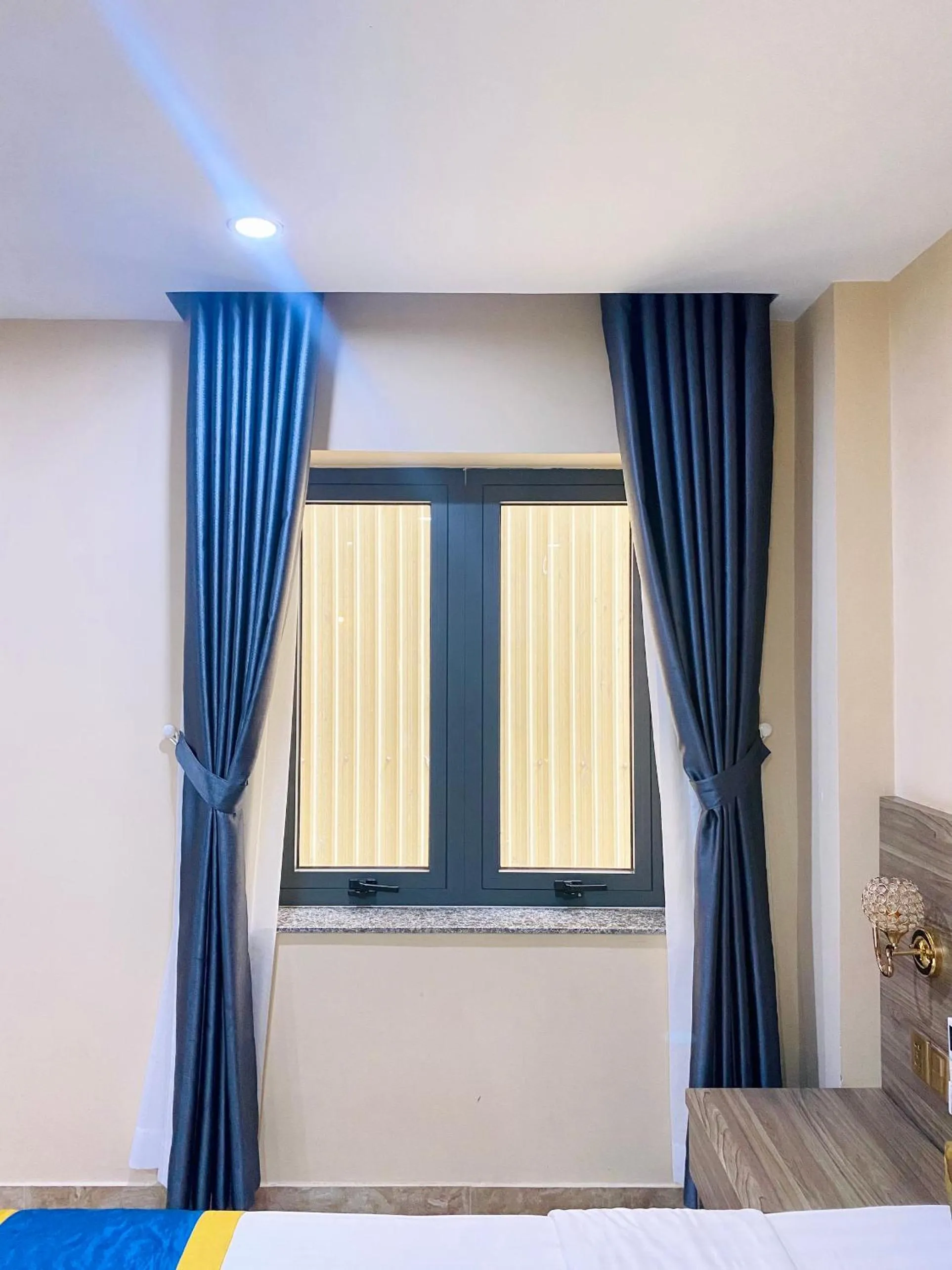 Bed in LA MIA Lakeview Hotel