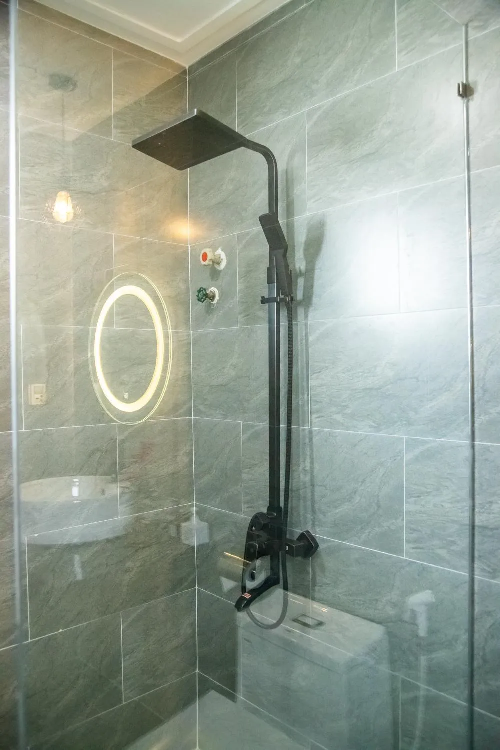 LA MIA Lakeview Hotel