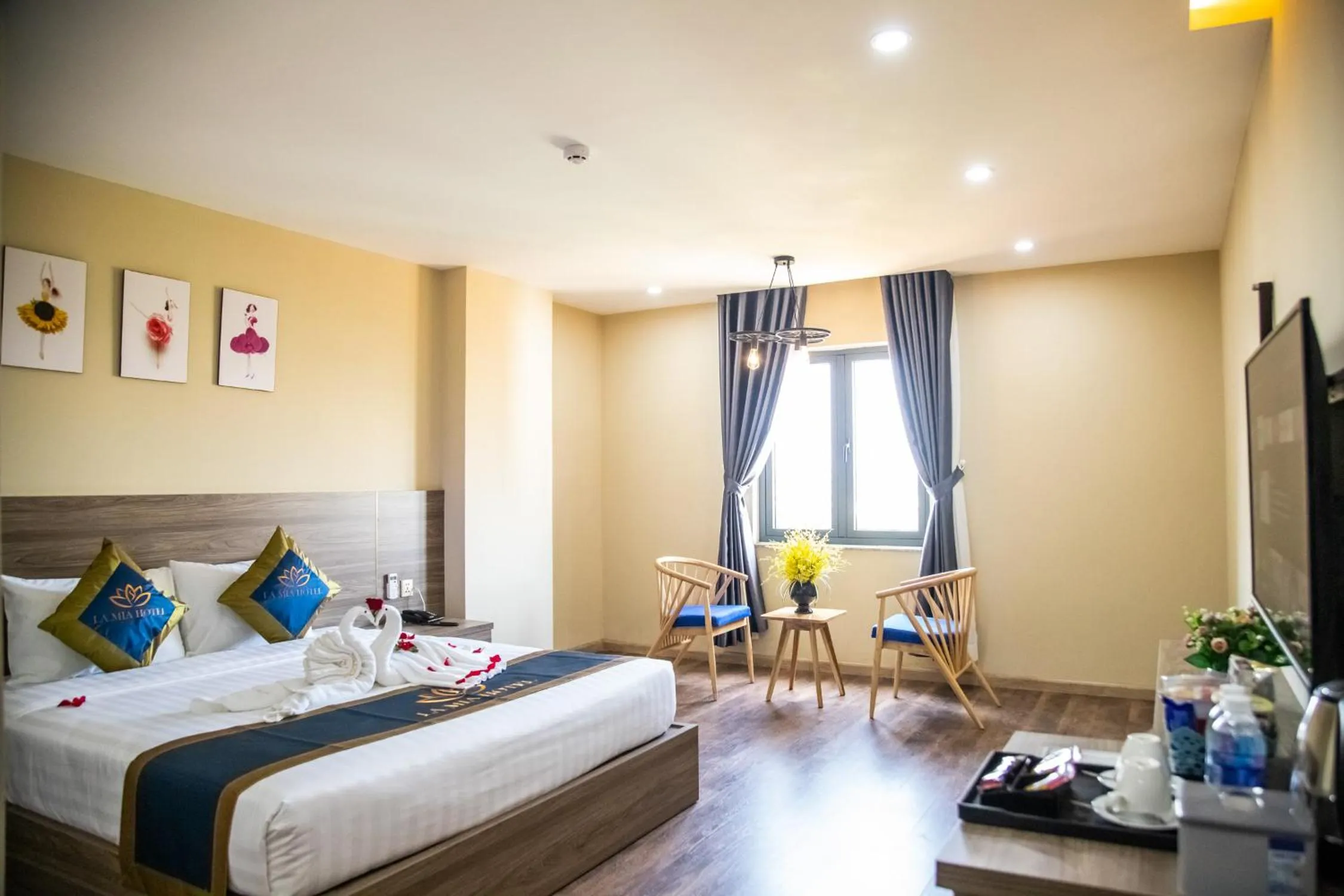 Bed in LA MIA Lakeview Hotel