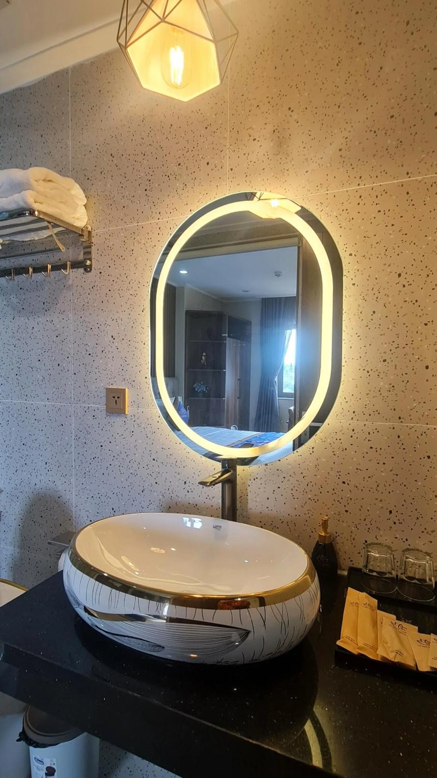 LA MIA Lakeview Hotel