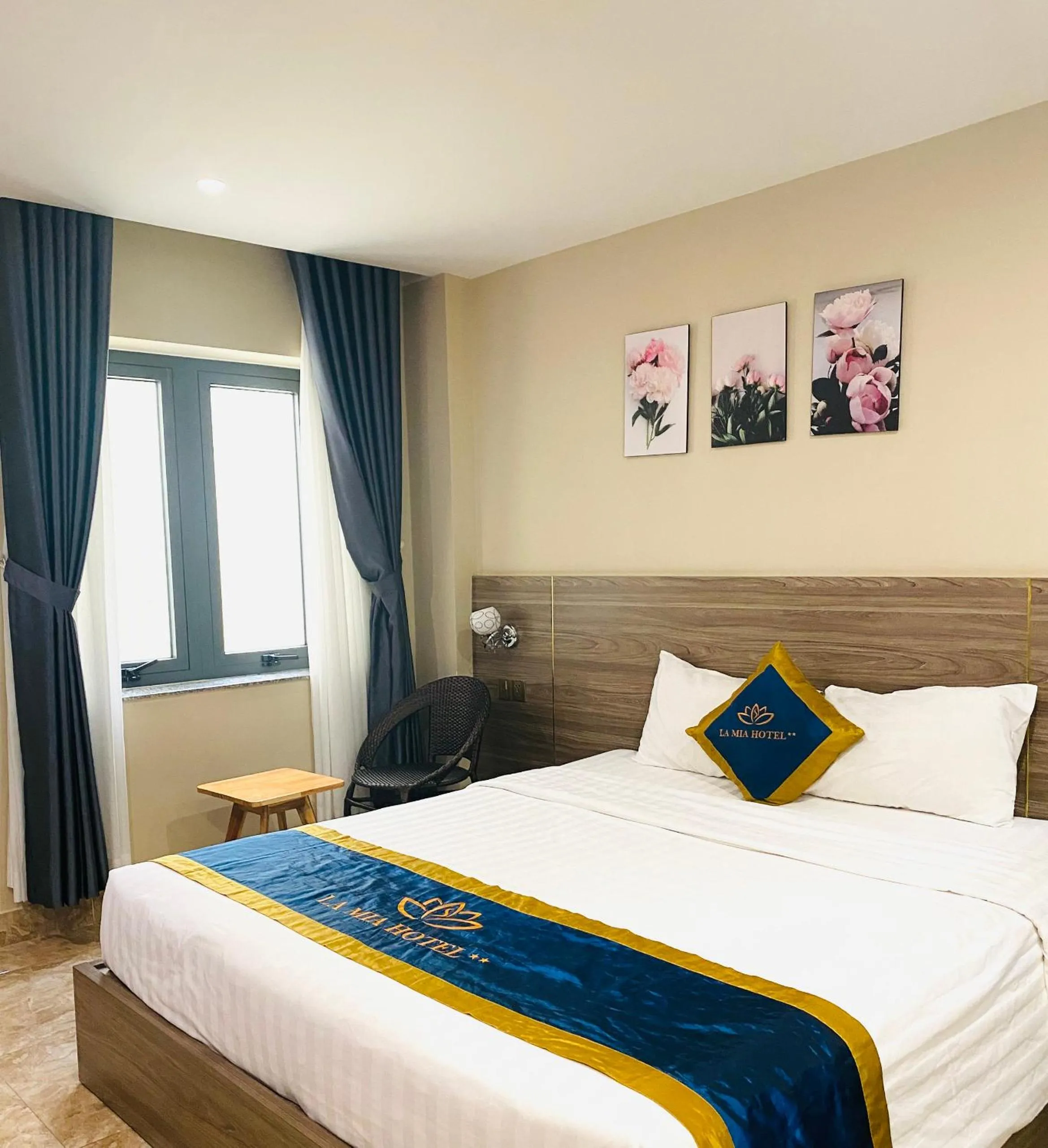 Bed in LA MIA Lakeview Hotel