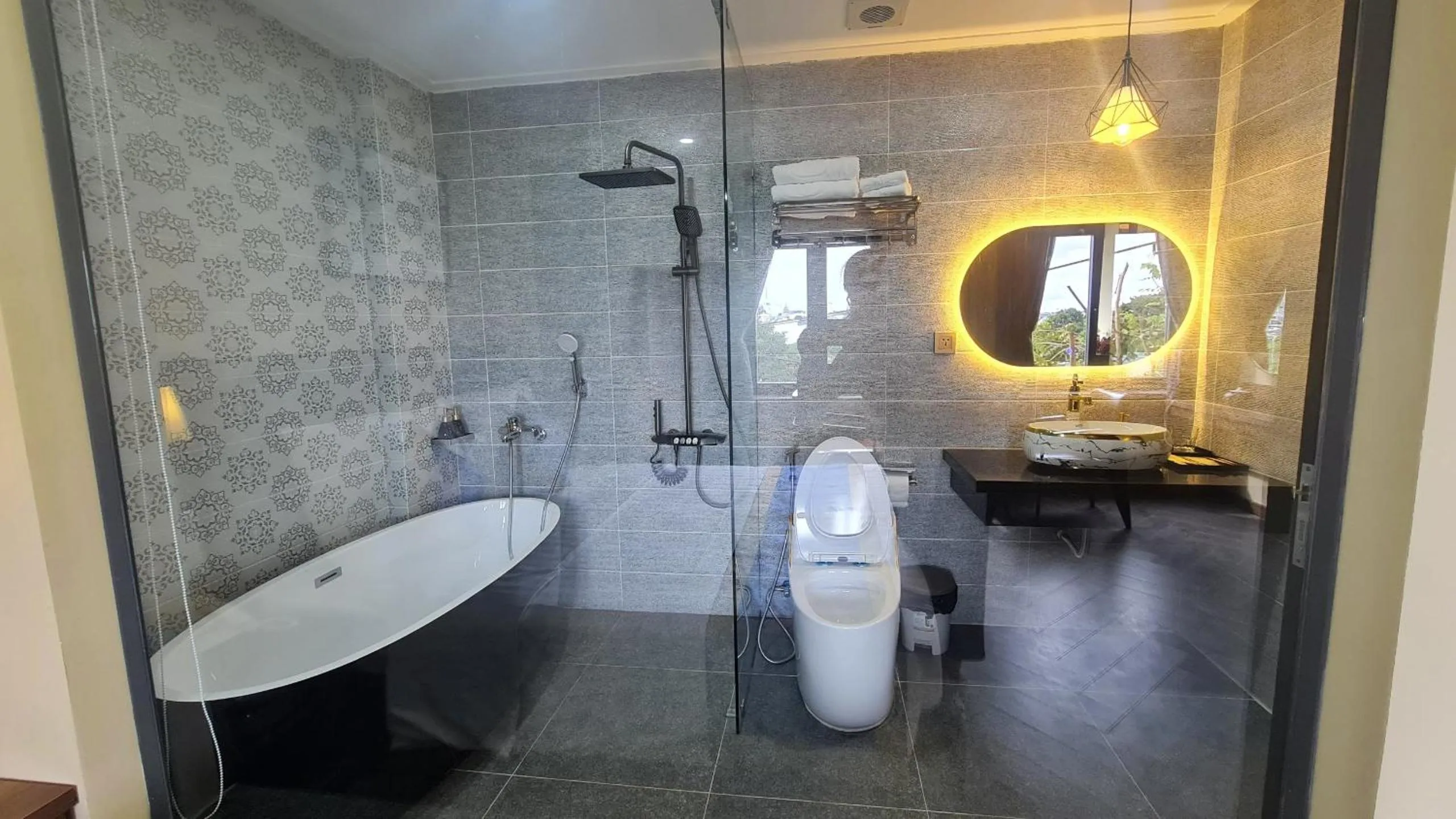 LA MIA Lakeview Hotel