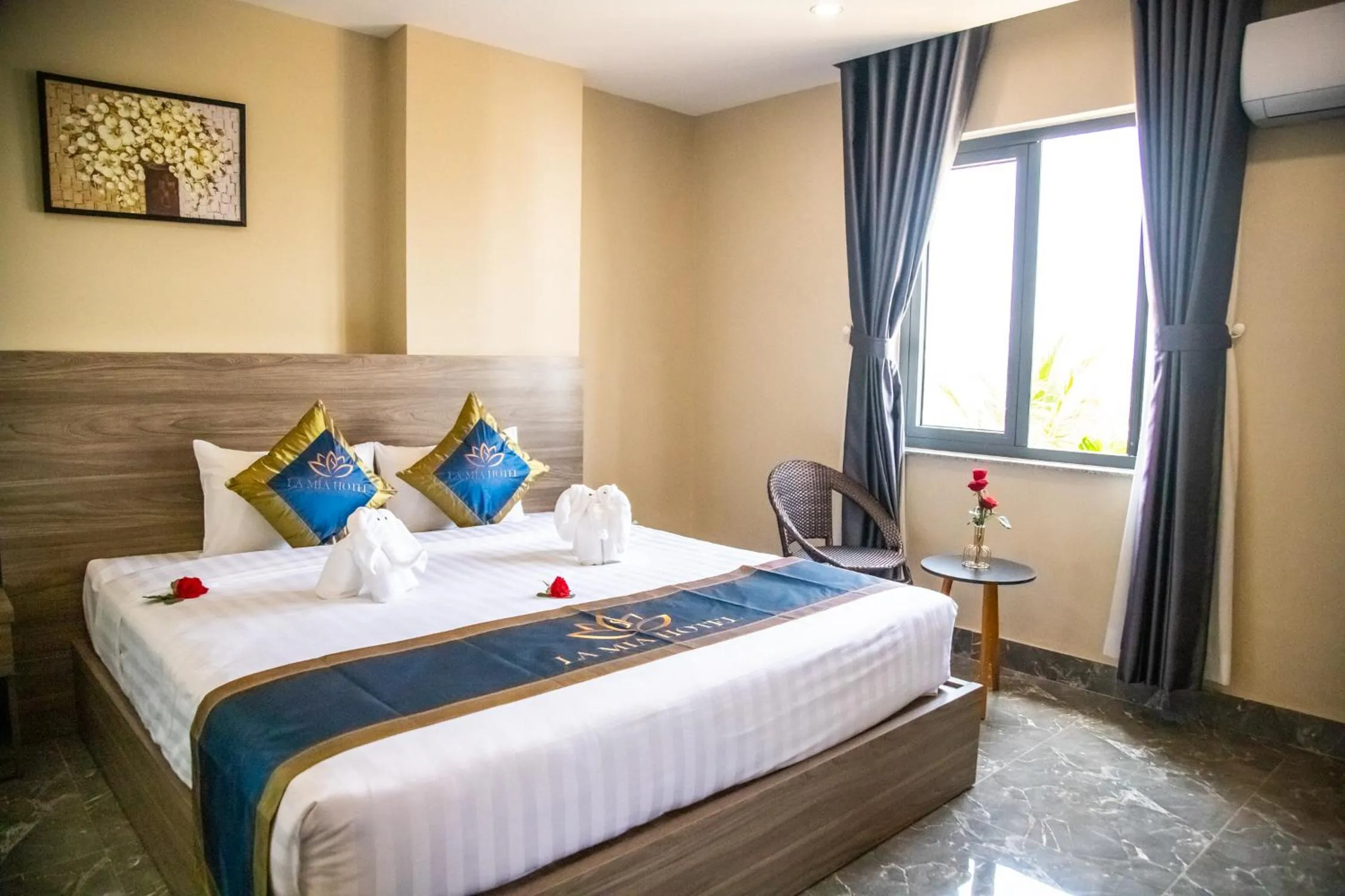 Bed in LA MIA Lakeview Hotel