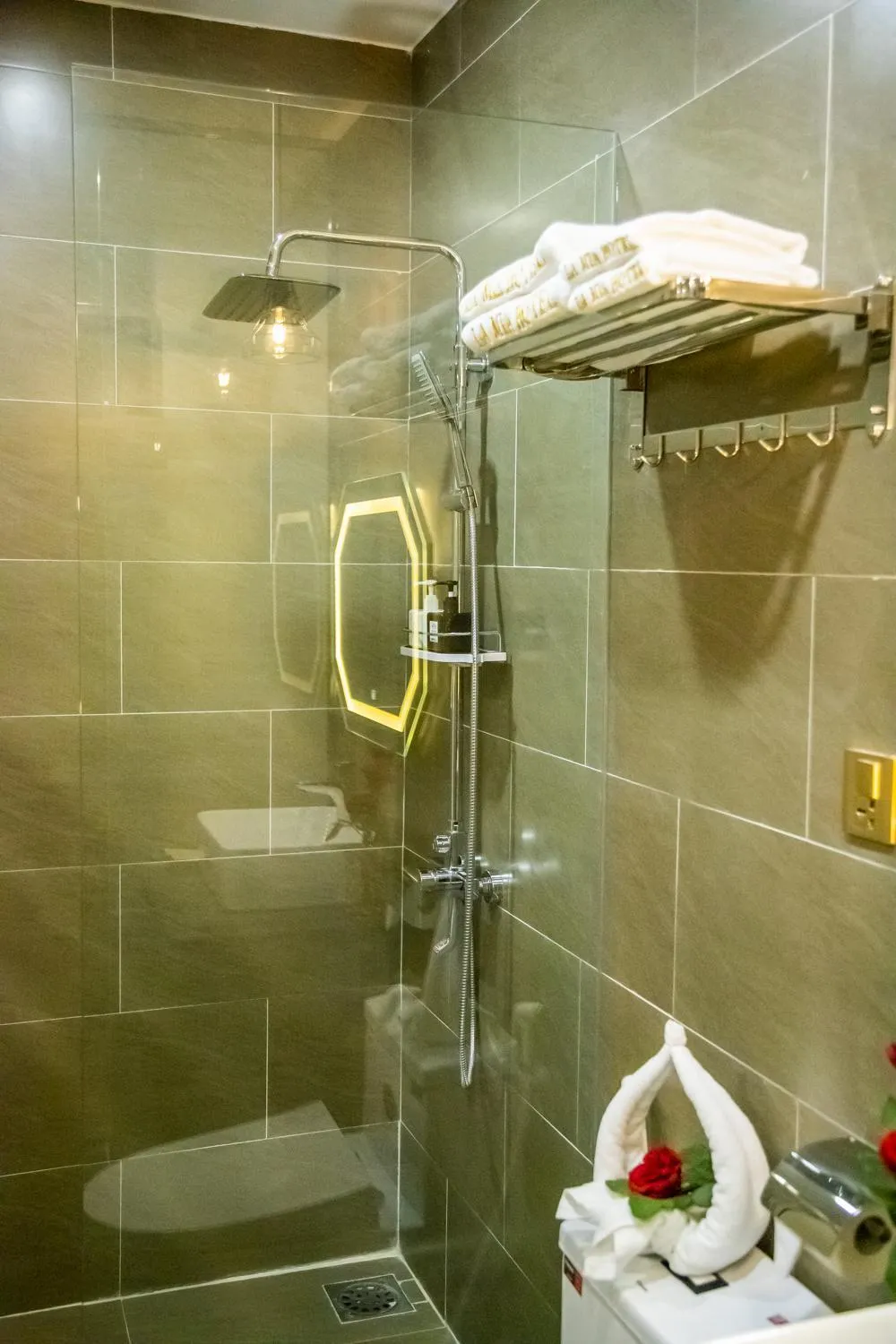 LA MIA Lakeview Hotel