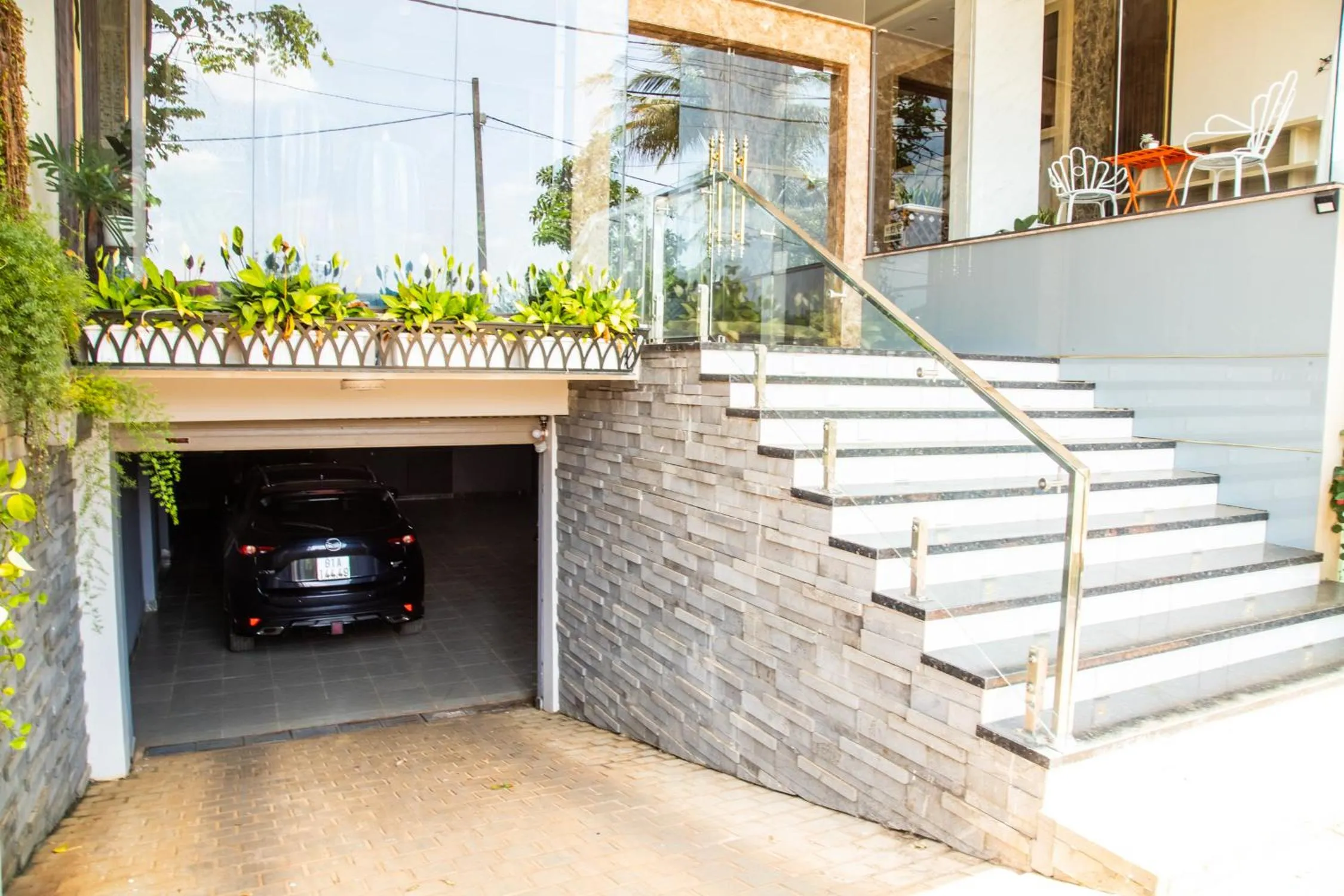 LA MIA Lakeview Hotel