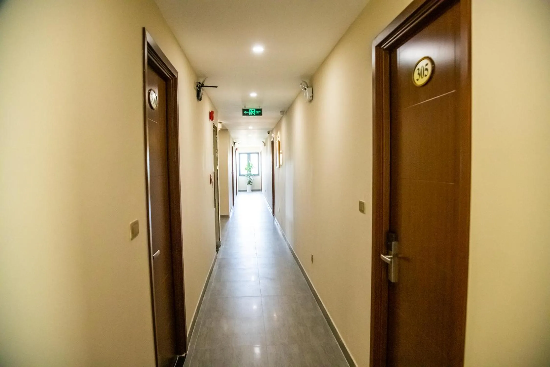 LA MIA Lakeview Hotel