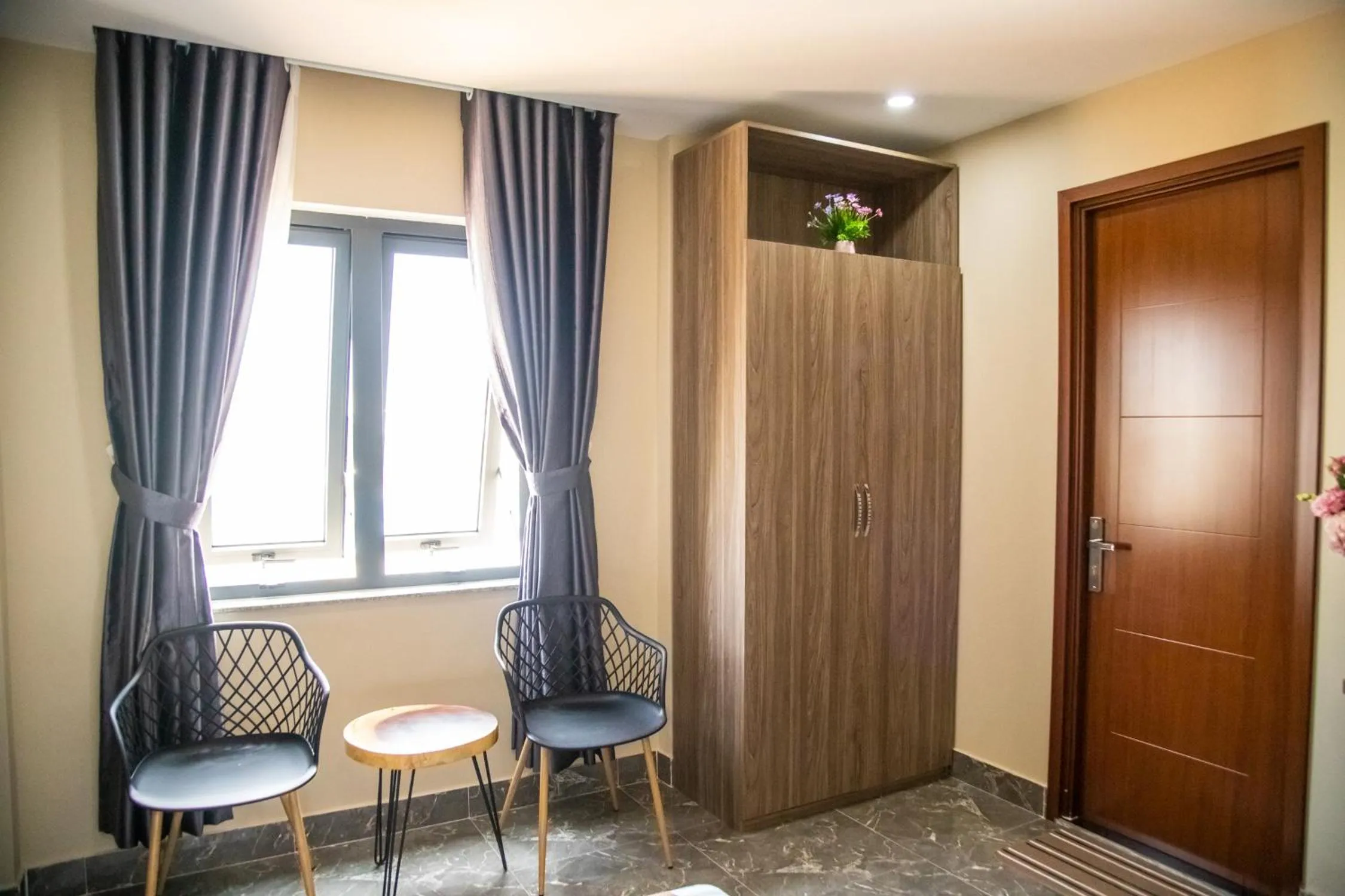 LA MIA Lakeview Hotel