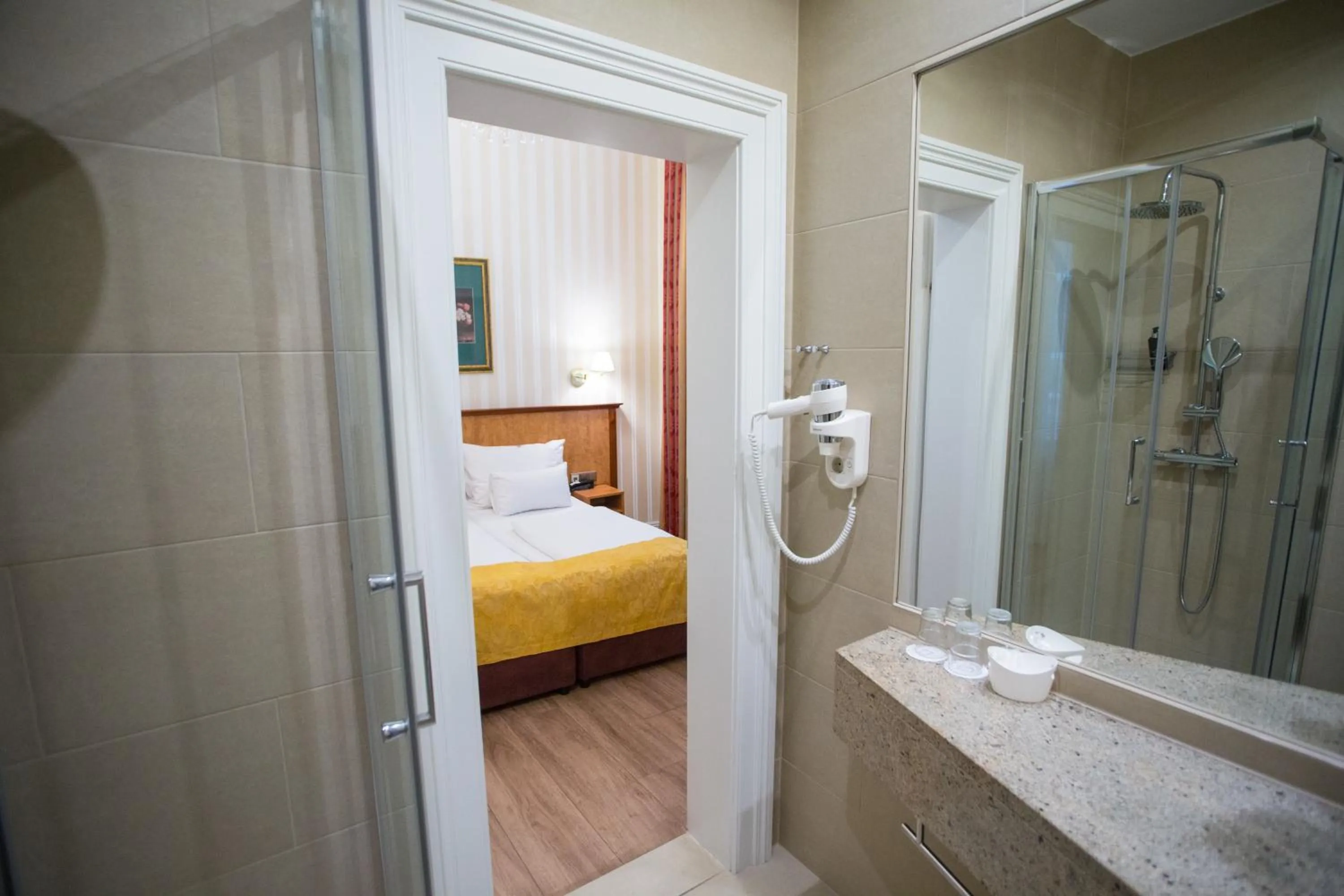 Photo of the whole room, Bed in Pension Opera Suites I Self Check In