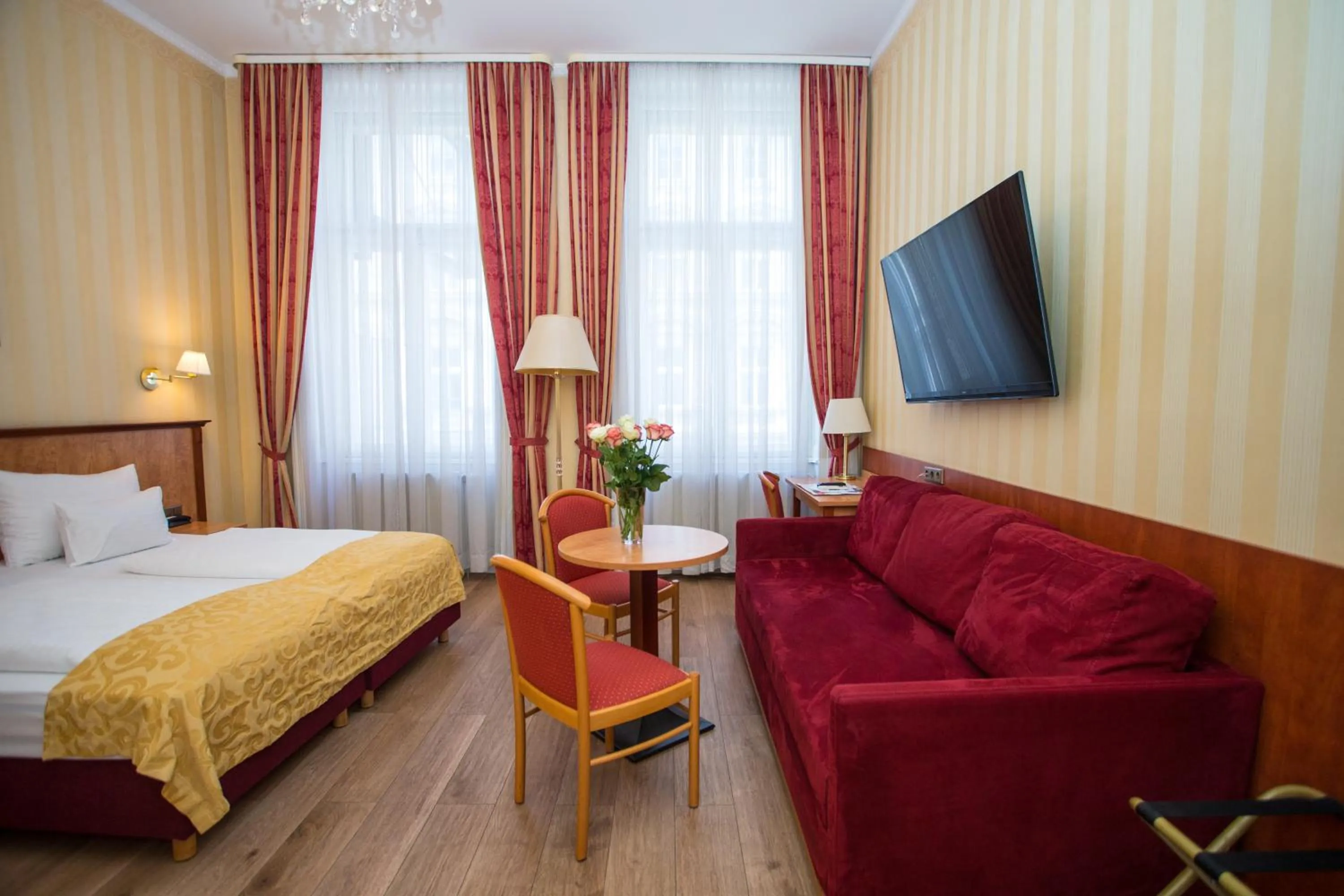 Photo of the whole room, Bed in Pension Opera Suites I Self Check In