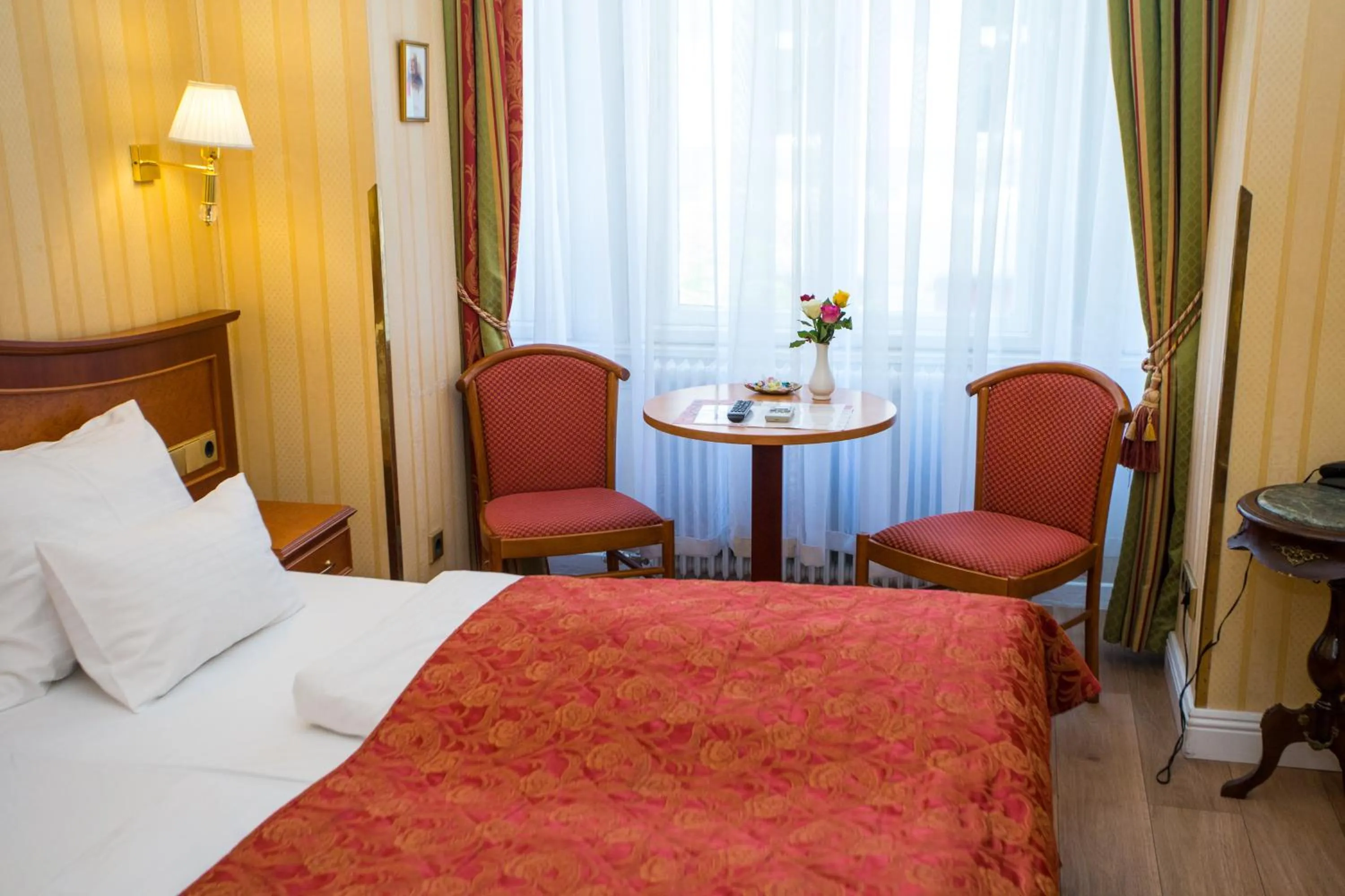 Photo of the whole room, Bed in Pension Opera Suites I Self Check In