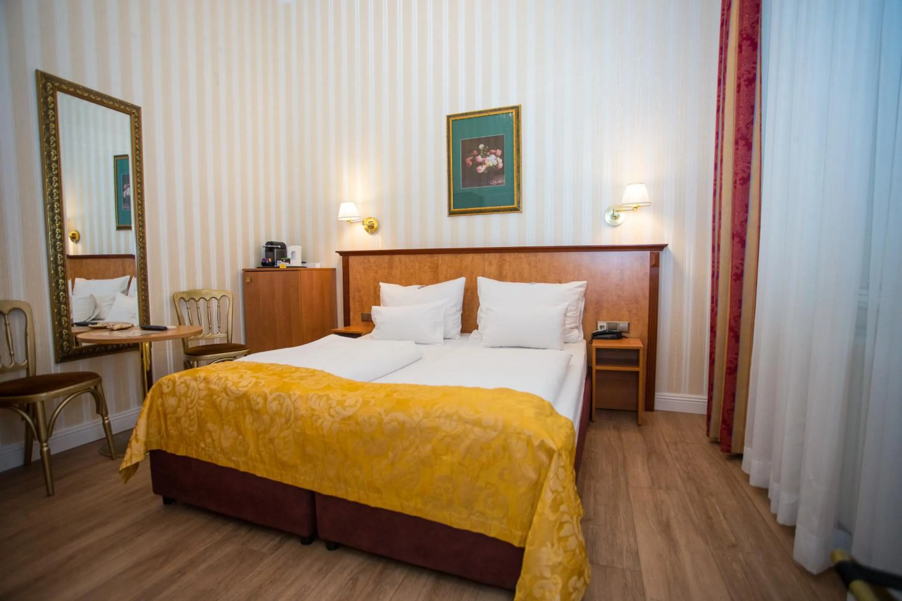 Photo of the whole room, Bed in Pension Opera Suites I Self Check In