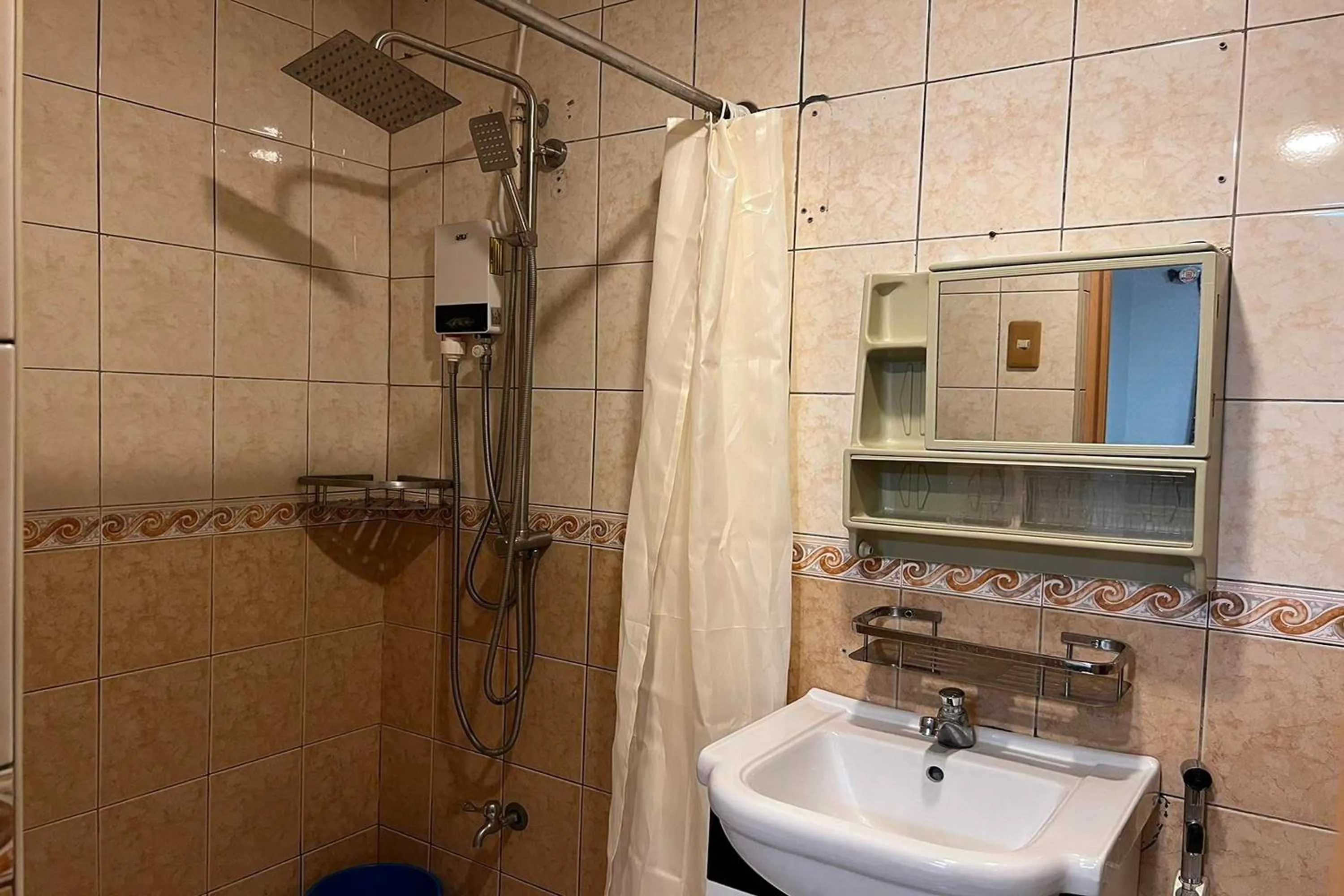 Shower in Remedios Hotel Manila City Center