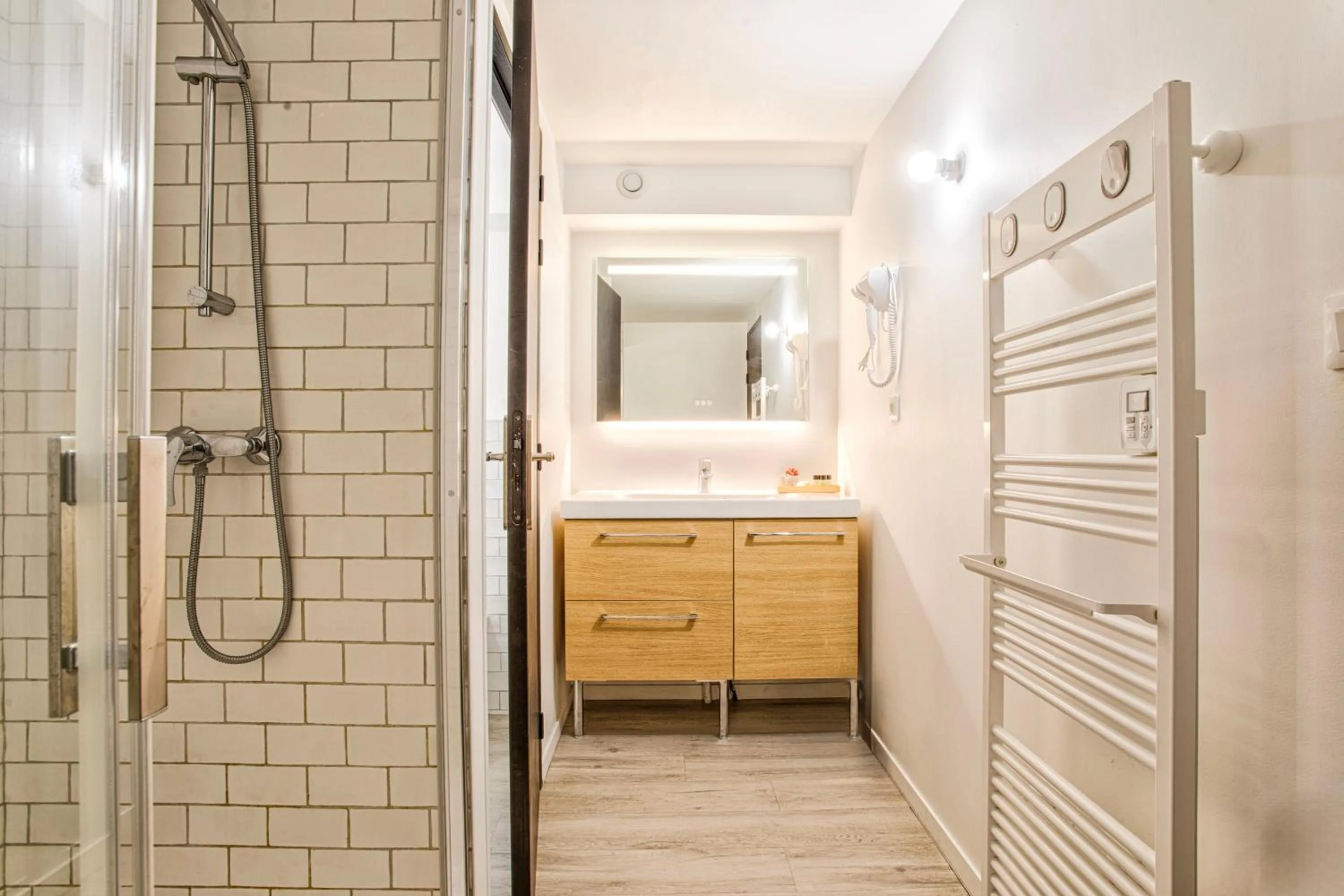 Bathroom, Bed in City Affaire, Petit déjeuner OFFERT en Hypercentre