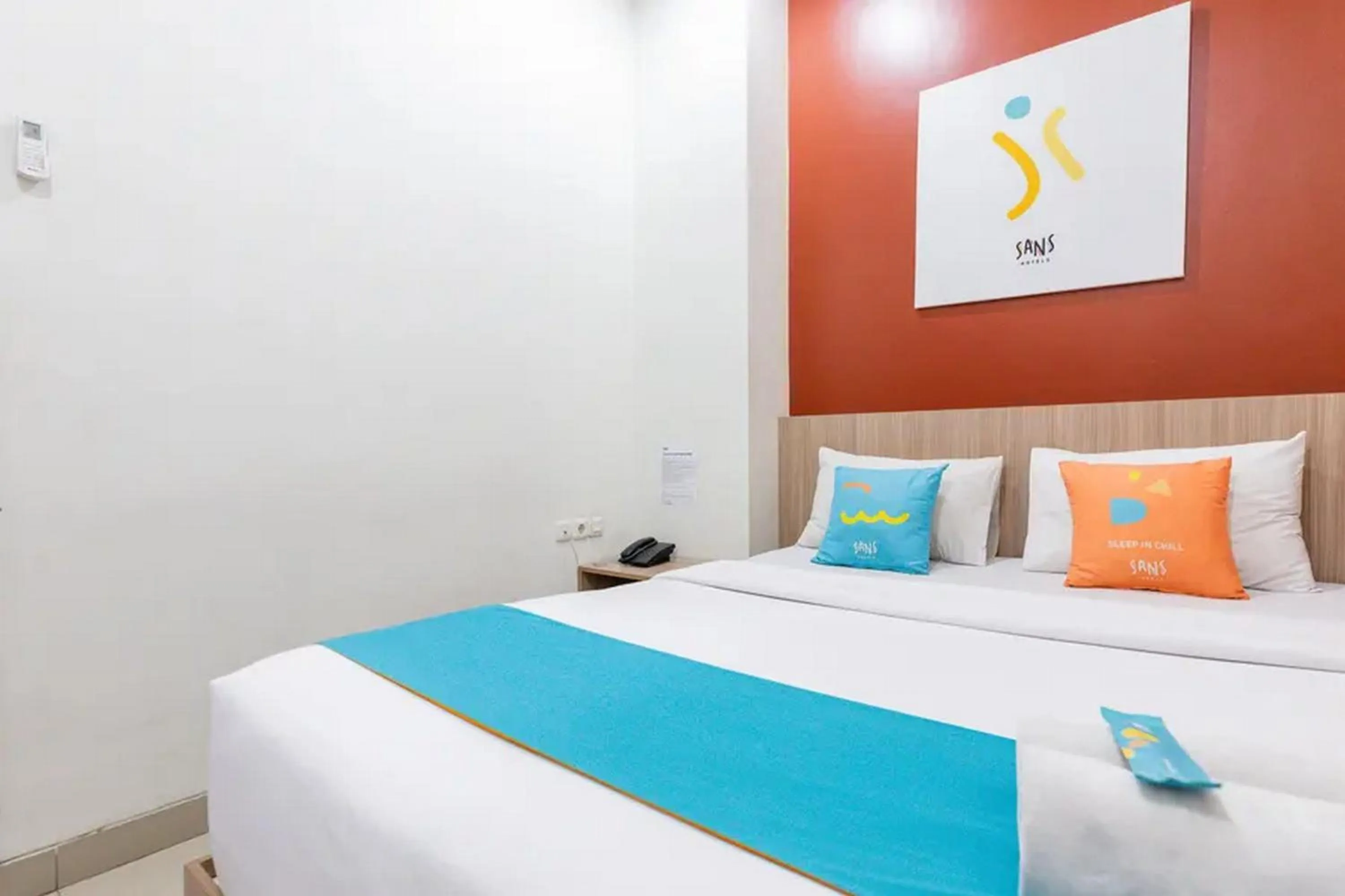 Bed in Sans Hotel Rajawali Surabaya by RedDoorz