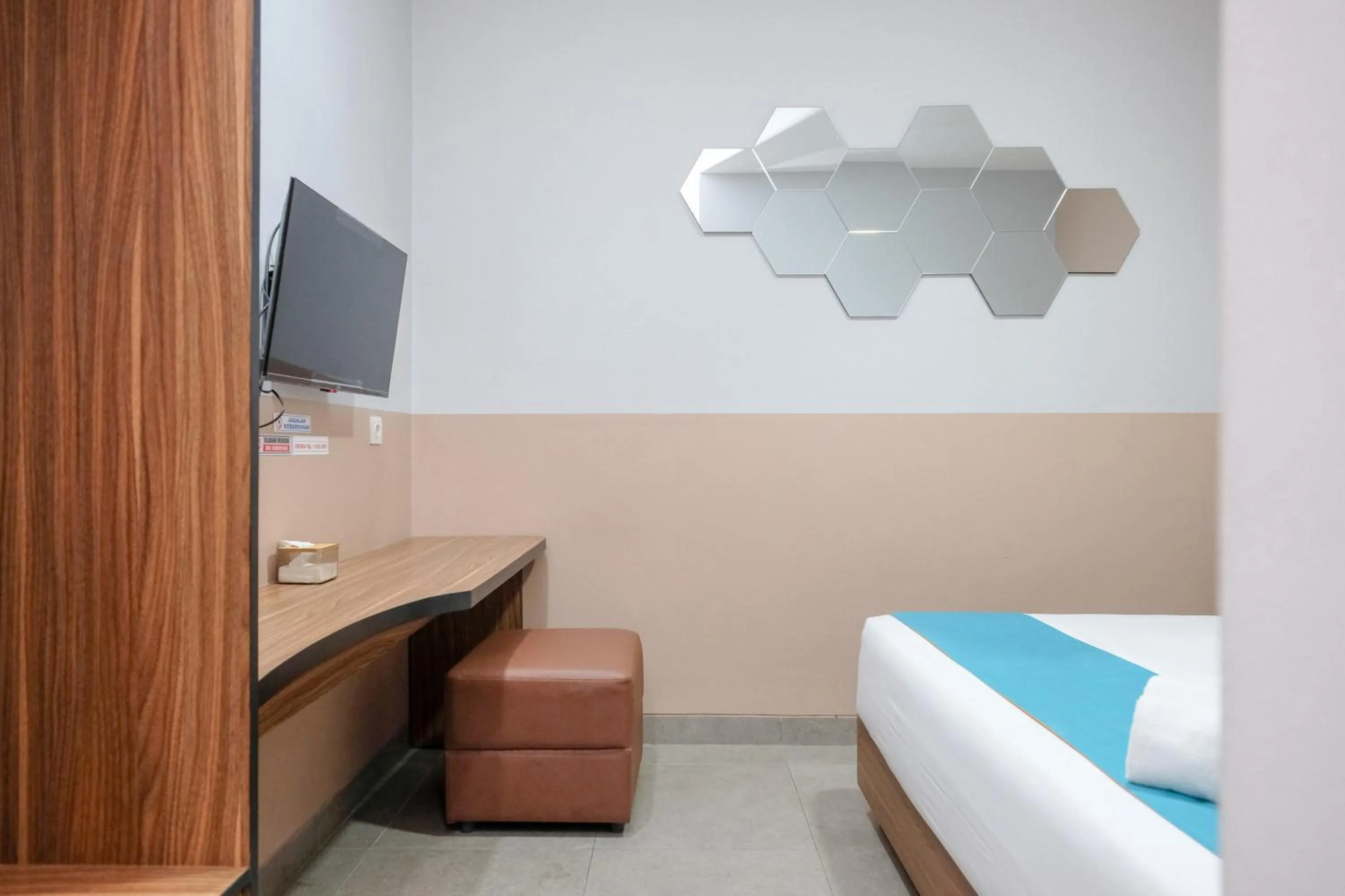 Bedroom, Bed in Sans Hotel Rajawali Surabaya by RedDoorz