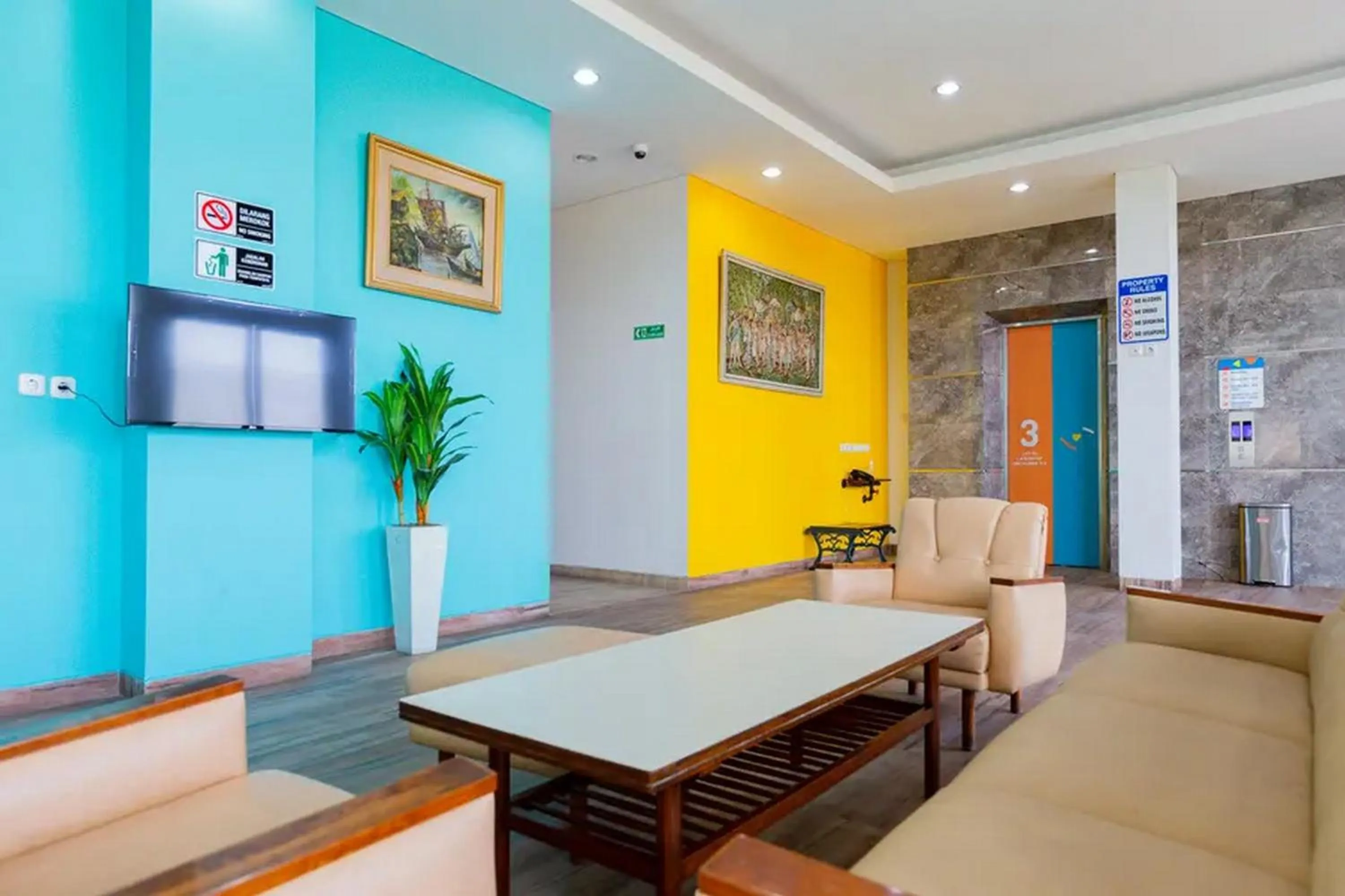 Seating area in Sans Hotel Rajawali Surabaya by RedDoorz