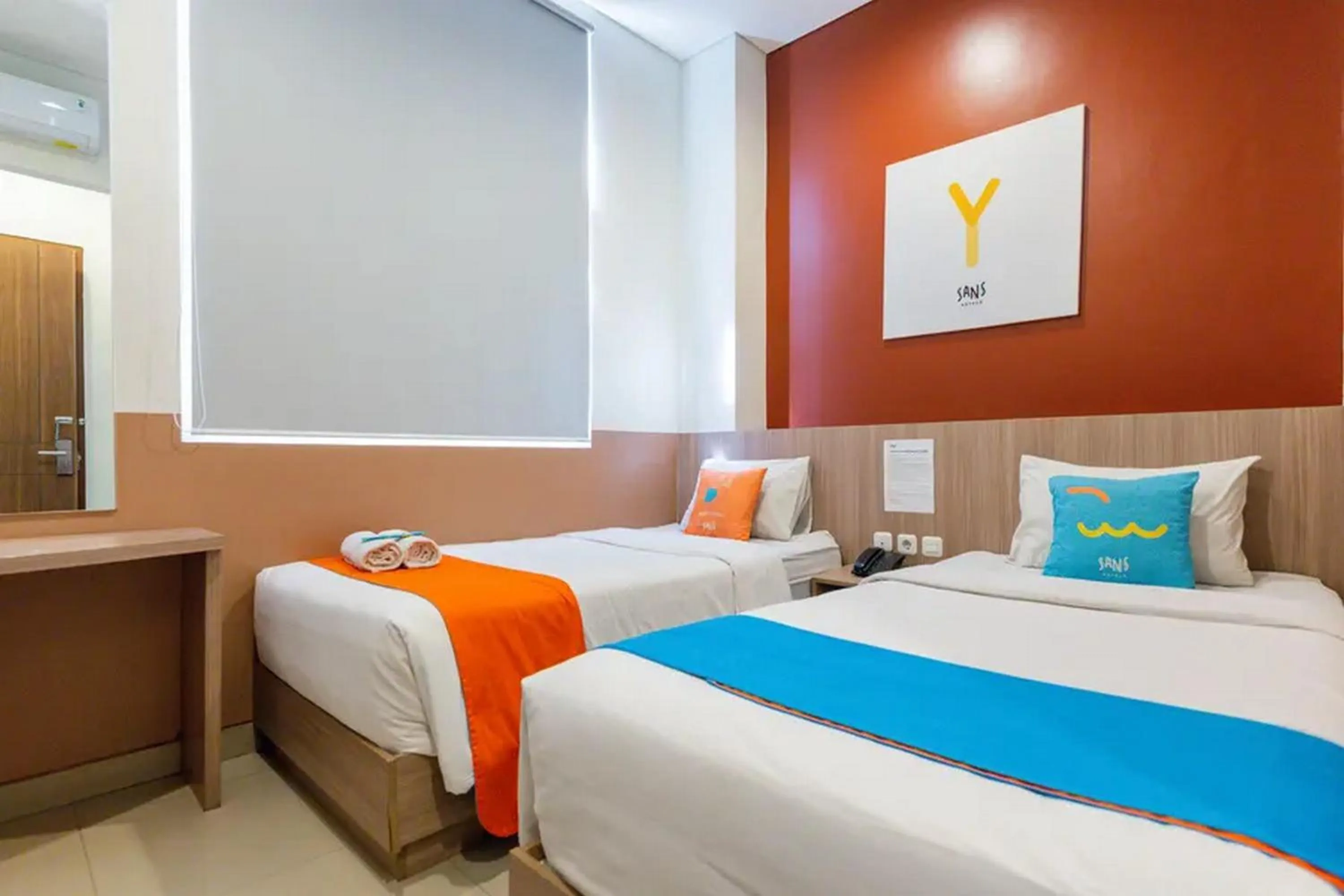Bed in Sans Hotel Rajawali Surabaya by RedDoorz