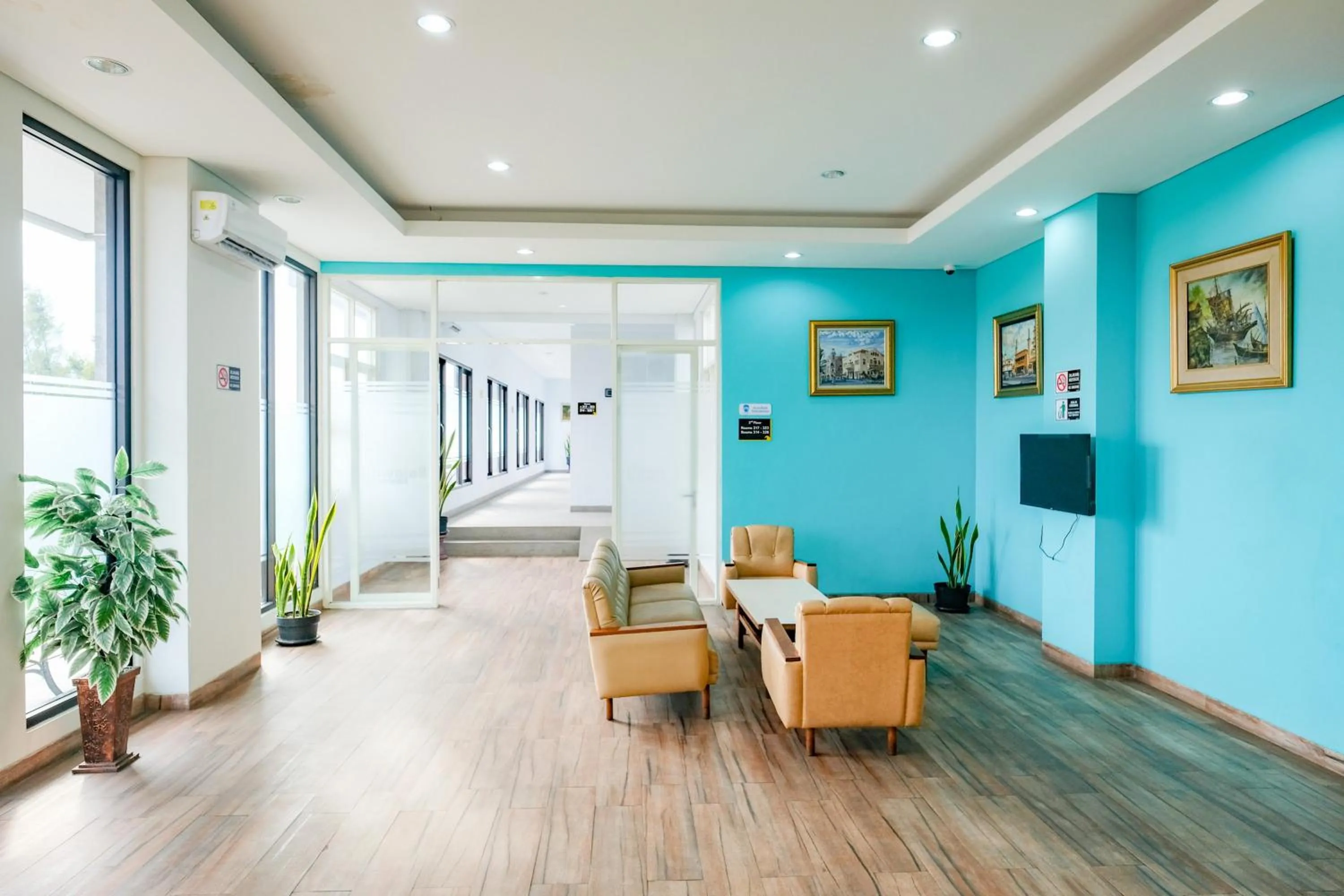 Seating area in Sans Hotel Rajawali Surabaya by RedDoorz