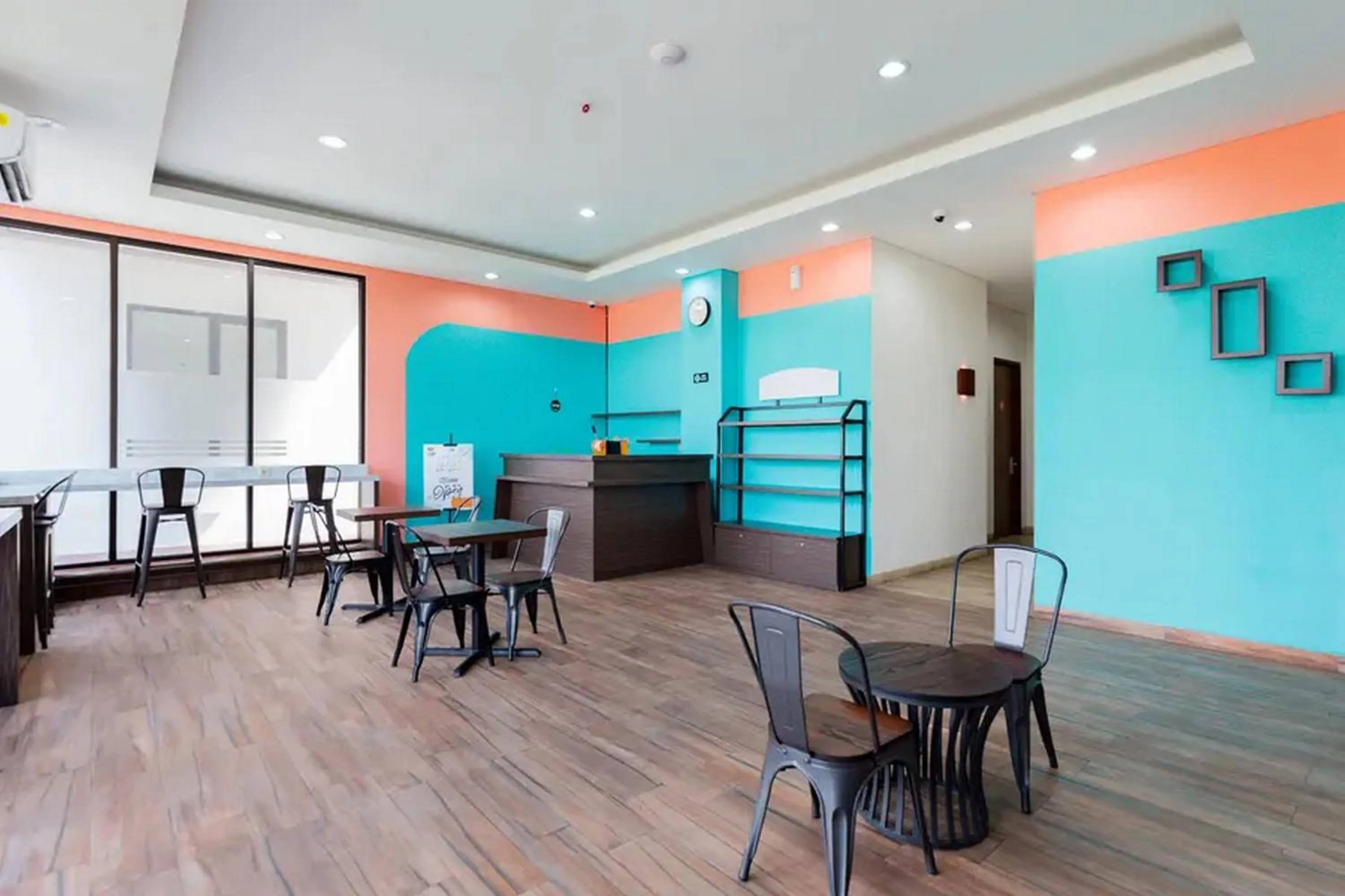 Seating area in Sans Hotel Rajawali Surabaya by RedDoorz