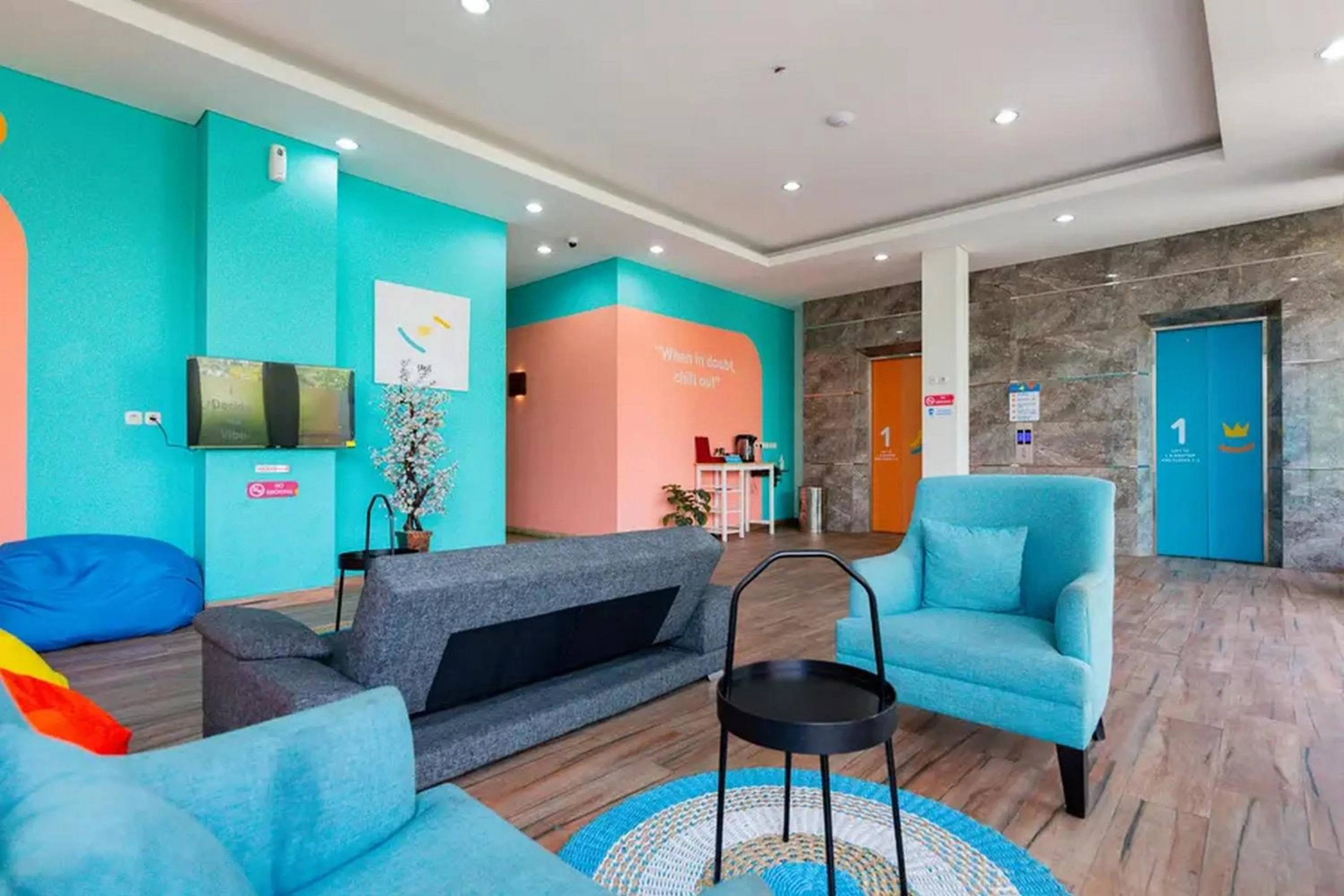 Seating area in Sans Hotel Rajawali Surabaya by RedDoorz