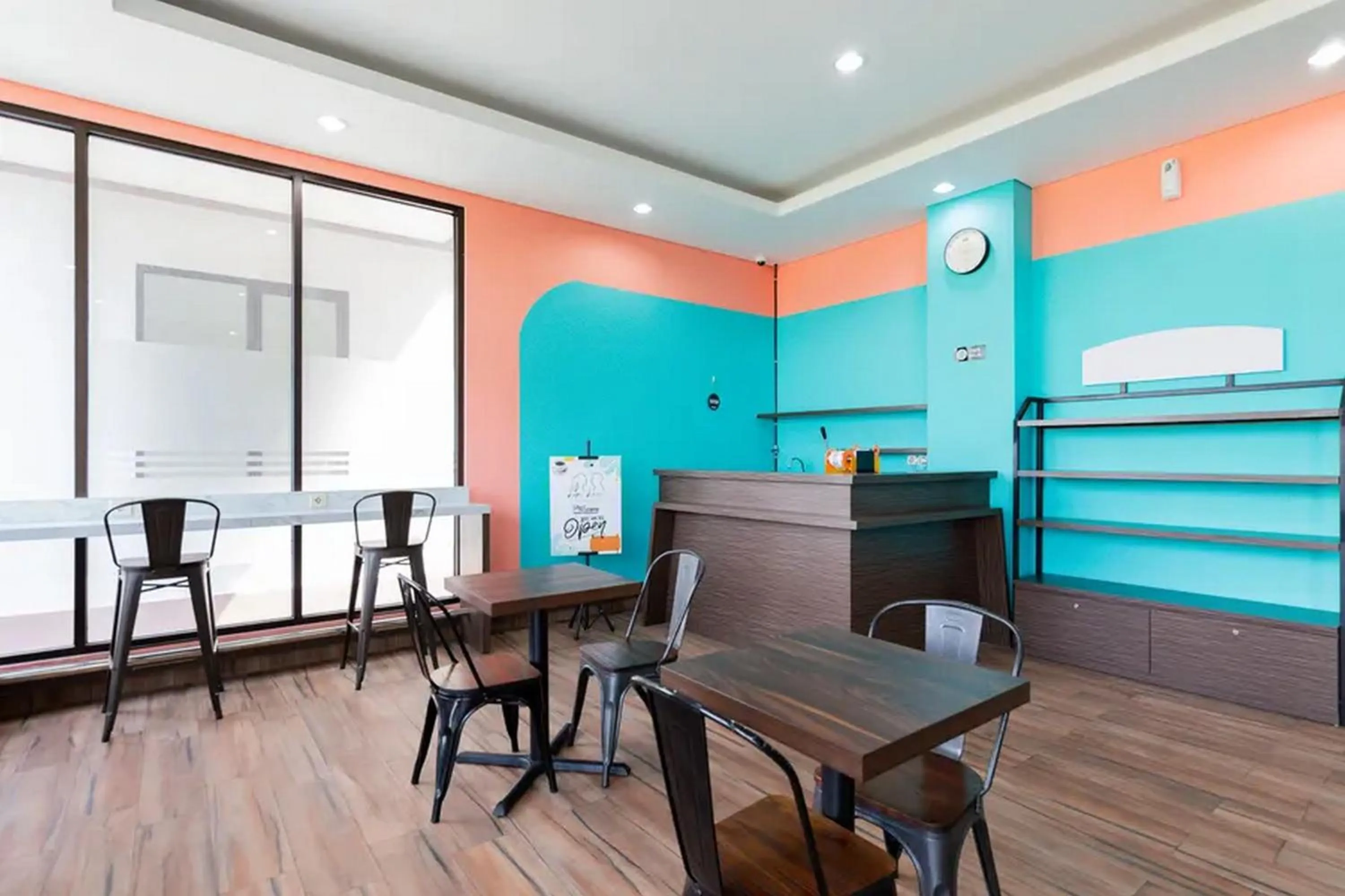 Seating area in Sans Hotel Rajawali Surabaya by RedDoorz