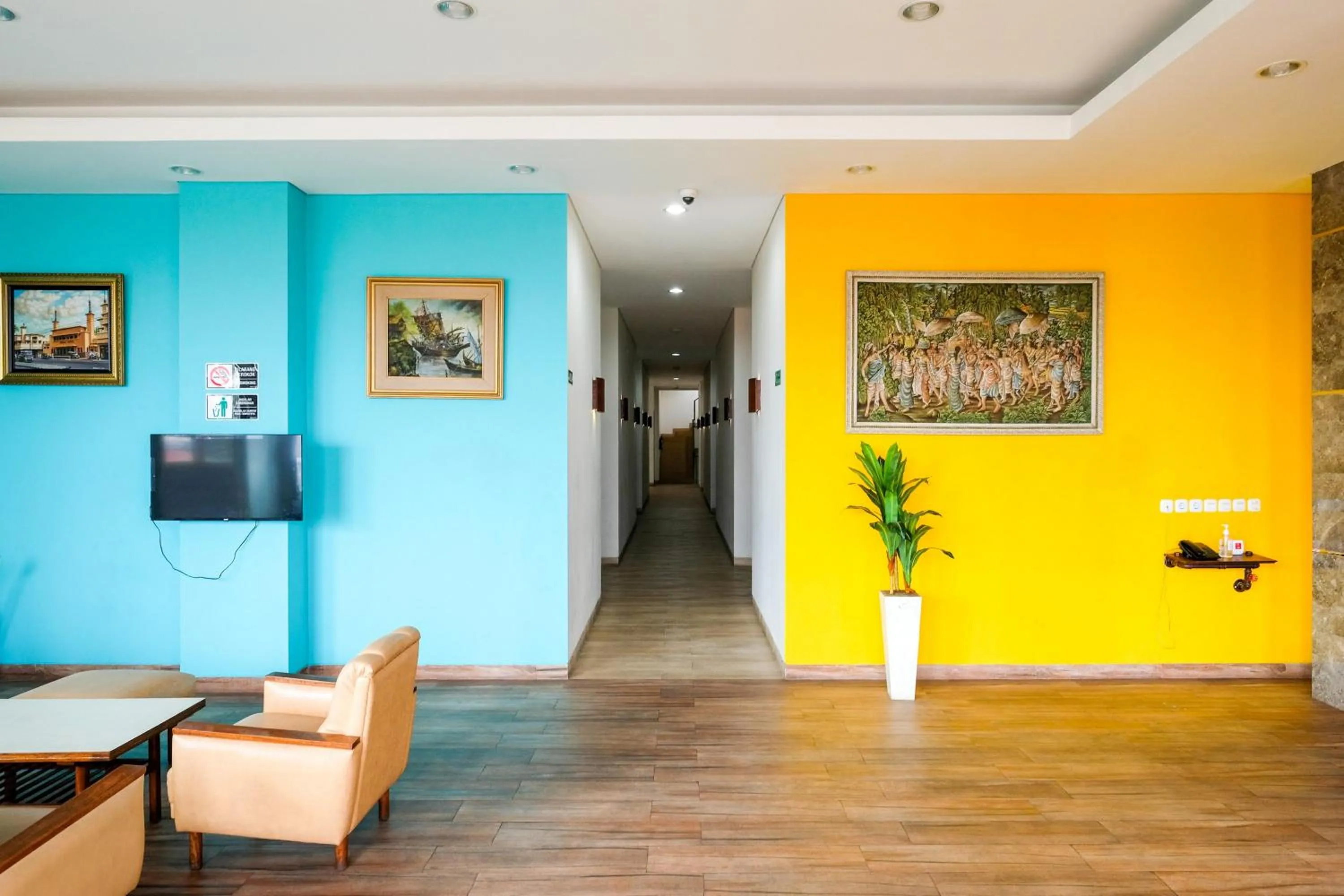 Seating area in Sans Hotel Rajawali Surabaya by RedDoorz