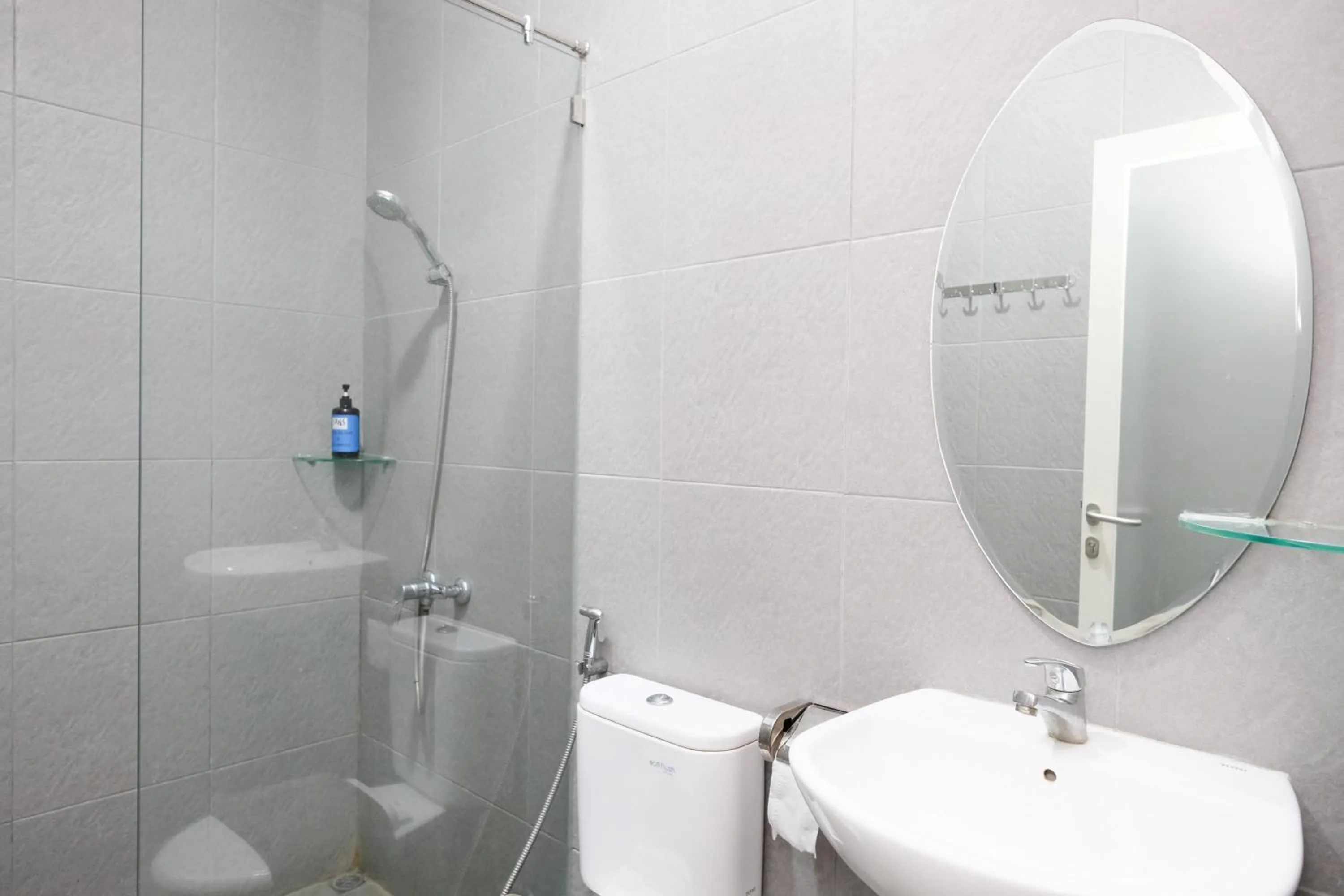 Bathroom in Sans Hotel Rajawali Surabaya by RedDoorz