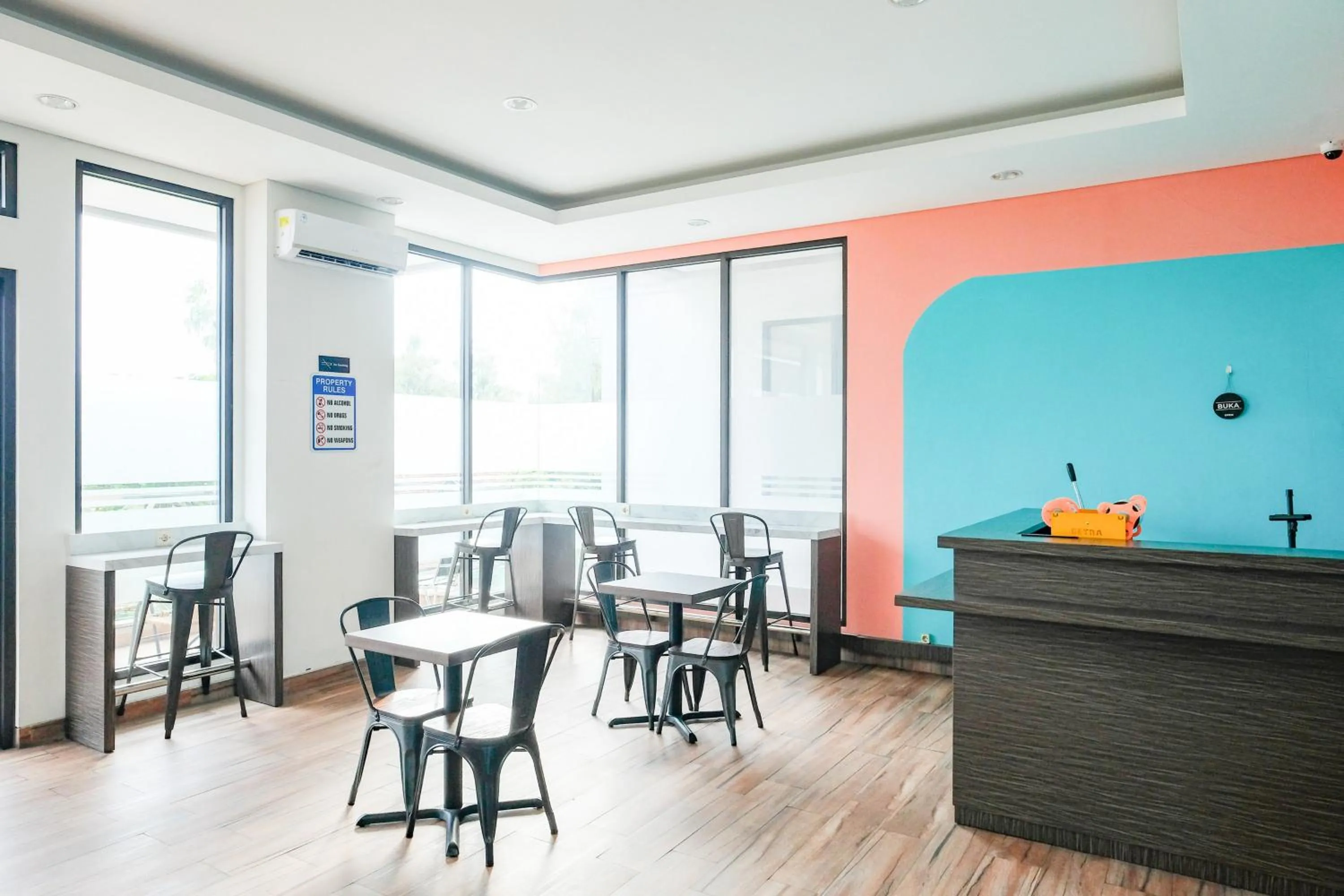 Seating area in Sans Hotel Rajawali Surabaya by RedDoorz