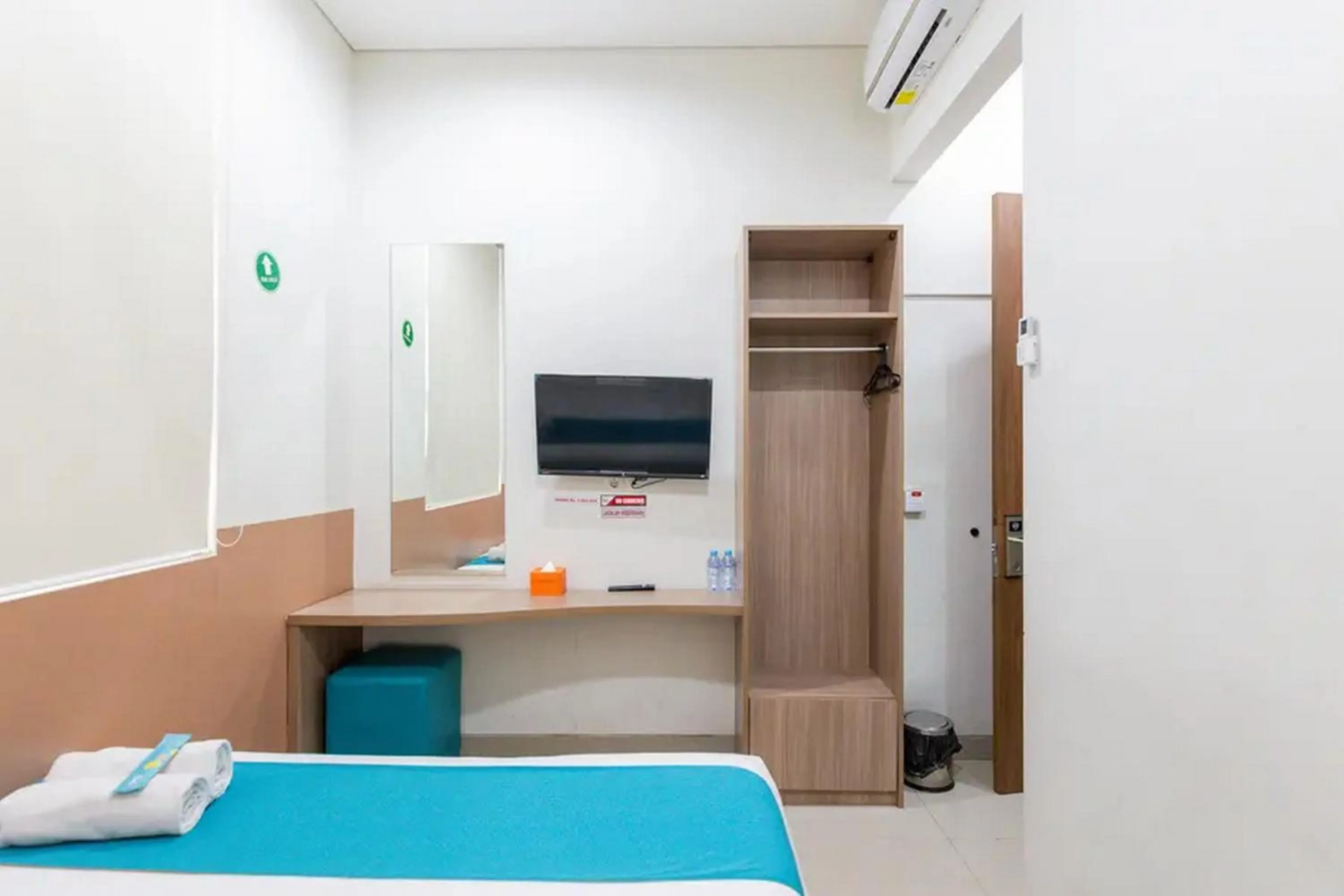 Bed in Sans Hotel Rajawali Surabaya by RedDoorz