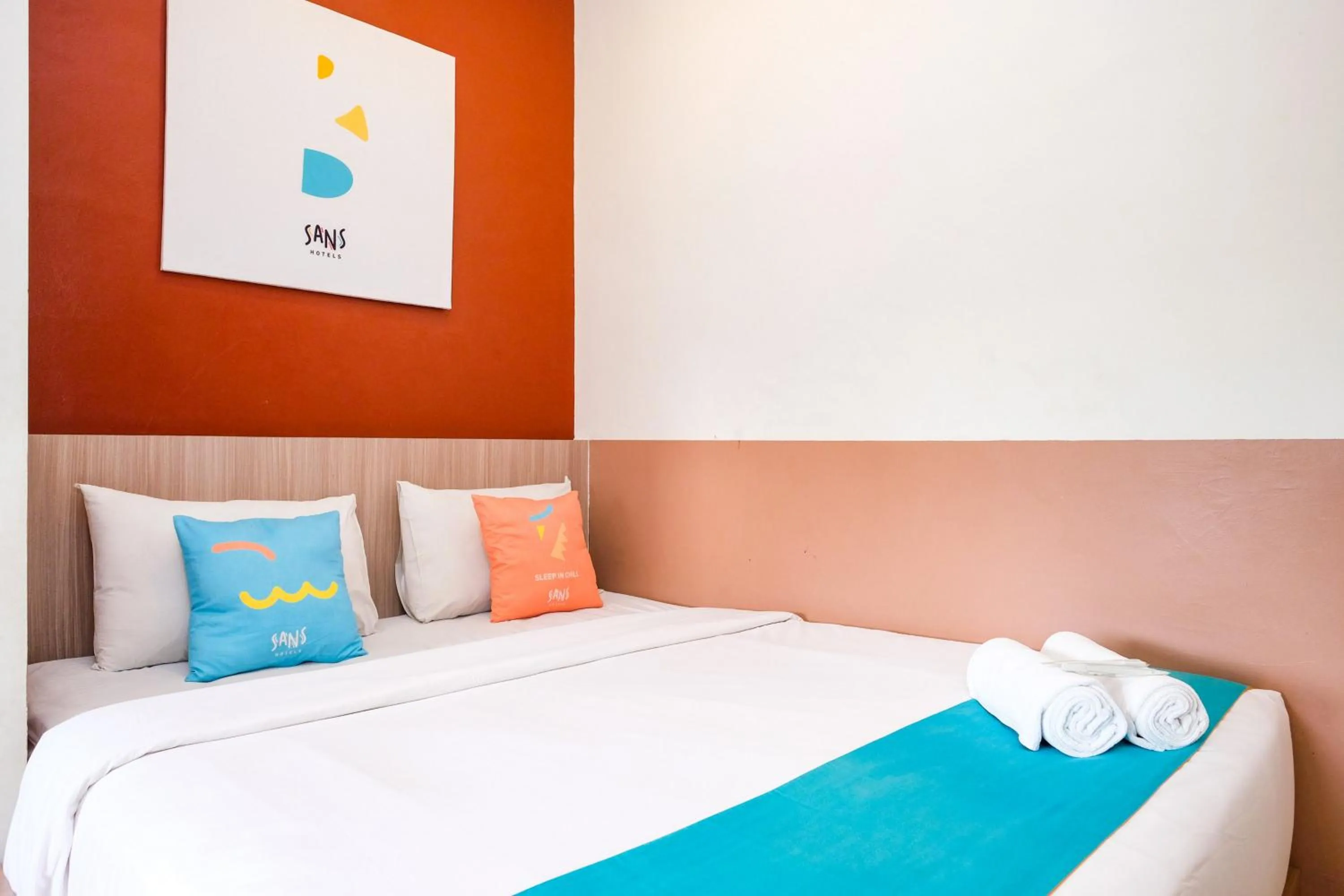 Bedroom, Bed in Sans Hotel Rajawali Surabaya by RedDoorz